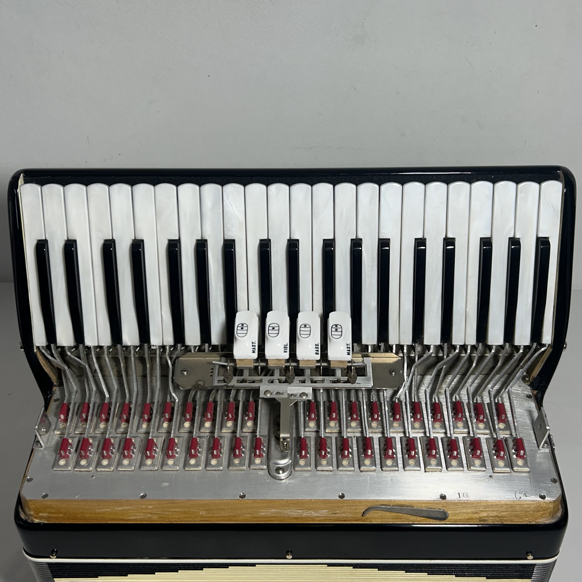Acordeon Nobility - Segunda de voz - 4/2 Registros - 7.5 kg - 43 cm