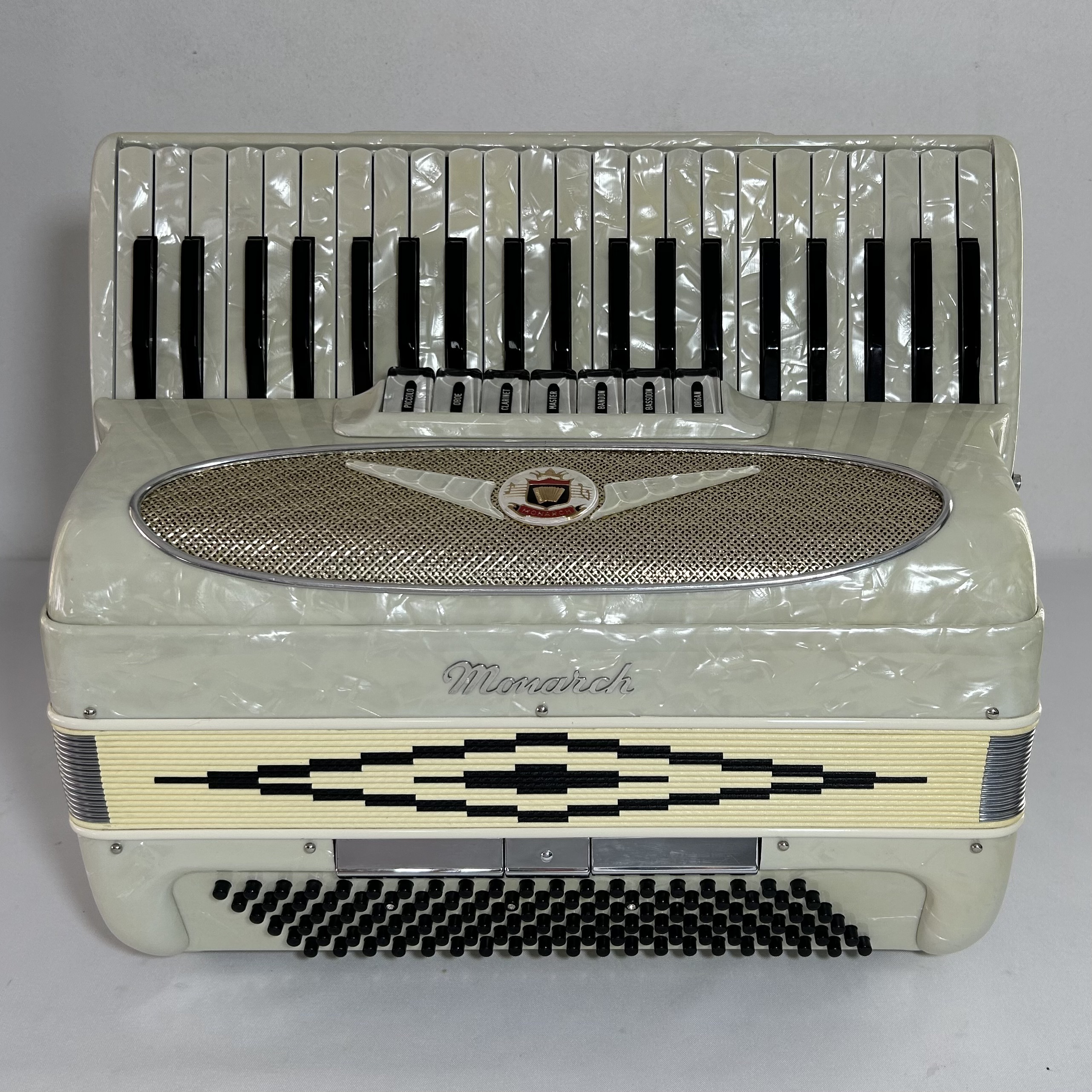 Acordeon Monarch - Terça Oitavada - 7/3 Registros - 9.5 kg - 47 cm 