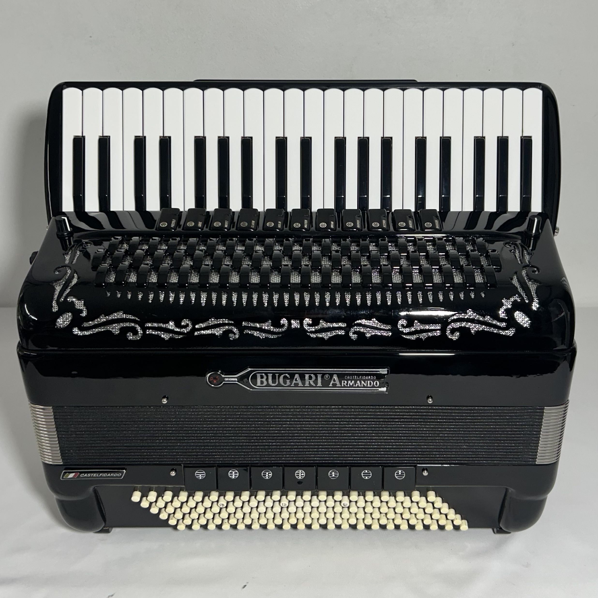 Acordeon Bugari - Quarta de voz - 11/7 Registros - 11.0 kg - 48cm