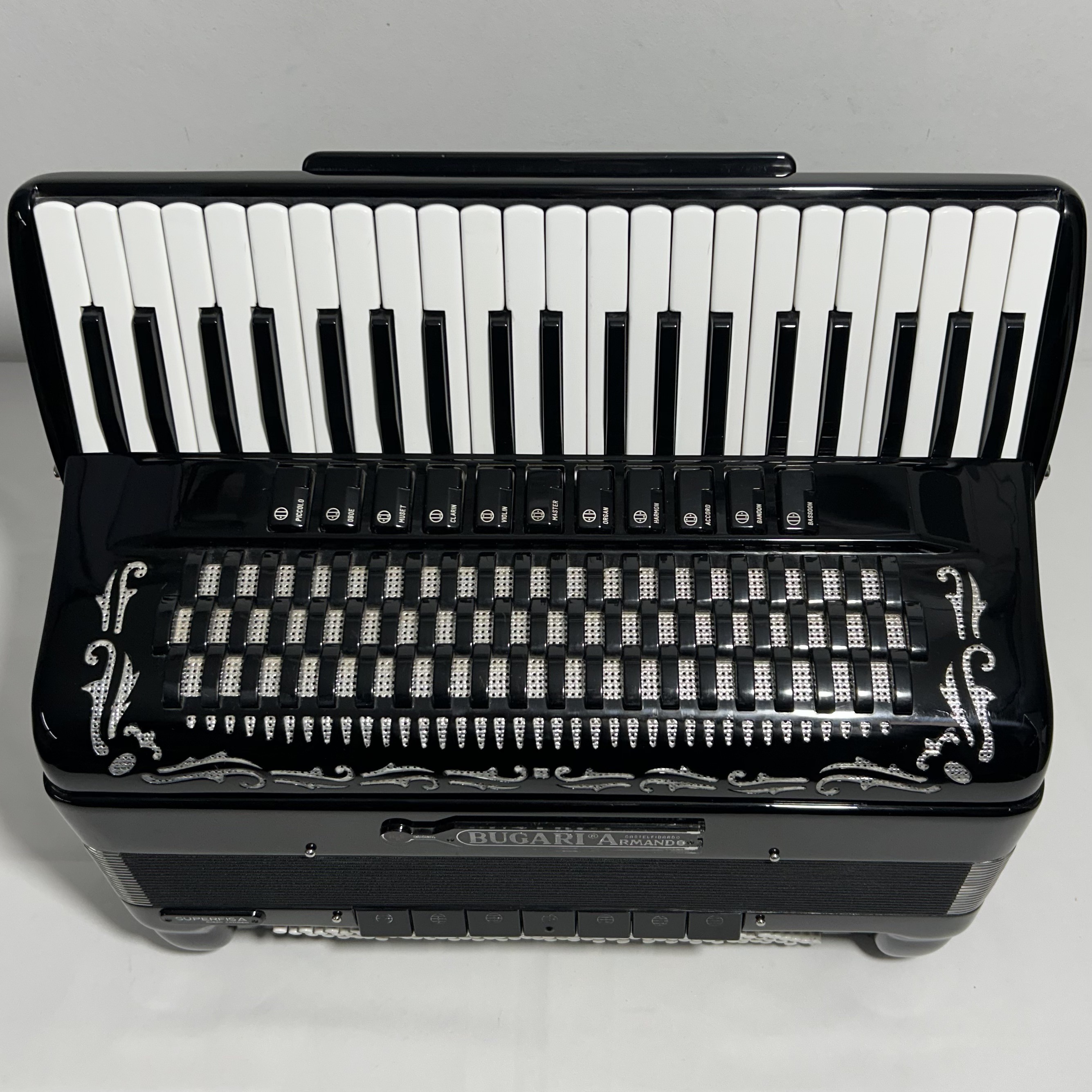 Acordeon Armando Bugari - Quarta Oitavada - 11/7 Registros - 11 kg - 48 cm 
