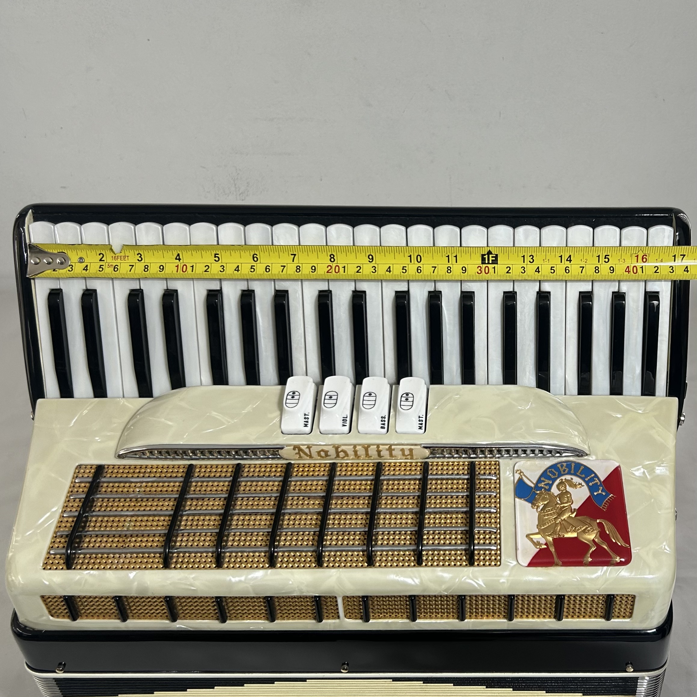 Acordeon Nobility - Segunda de voz - 4/2 Registros - 7.5 kg - 43 cm