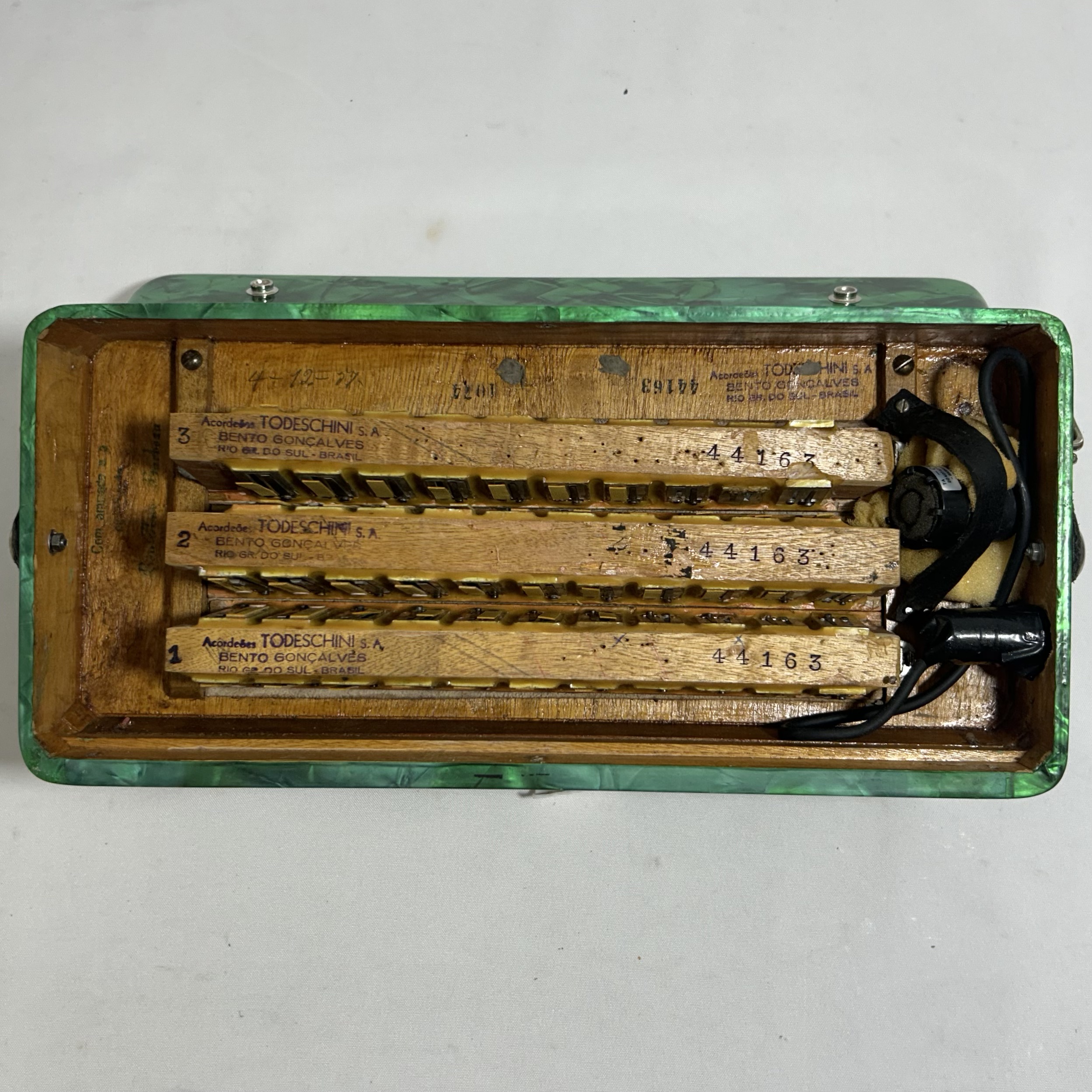 Gaita de Botão  Todeschini - Terça de voz - 24 Bxs - Tonalidade Lá b - 5.5 kg 