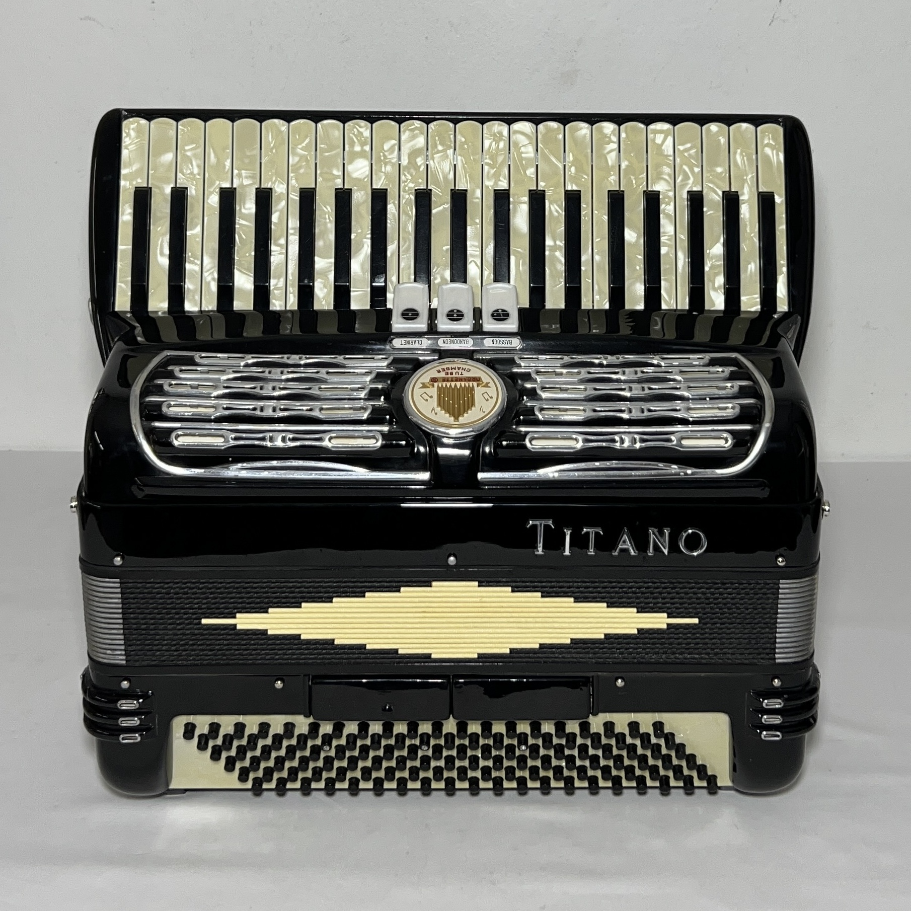 Acordeon Titano Model Ideal - Segunda de voz - 3/2 Registros - 8.3 kg - 43 cm