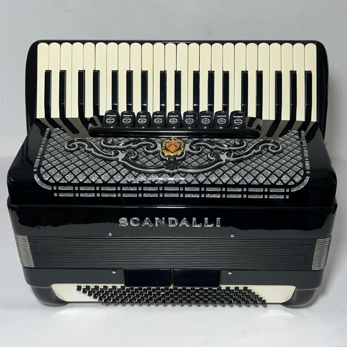 Acordeon Scandalli Brevetto - Quarta Polifônica - 9/2 Registros - 11.2 kg - 48 cm 
