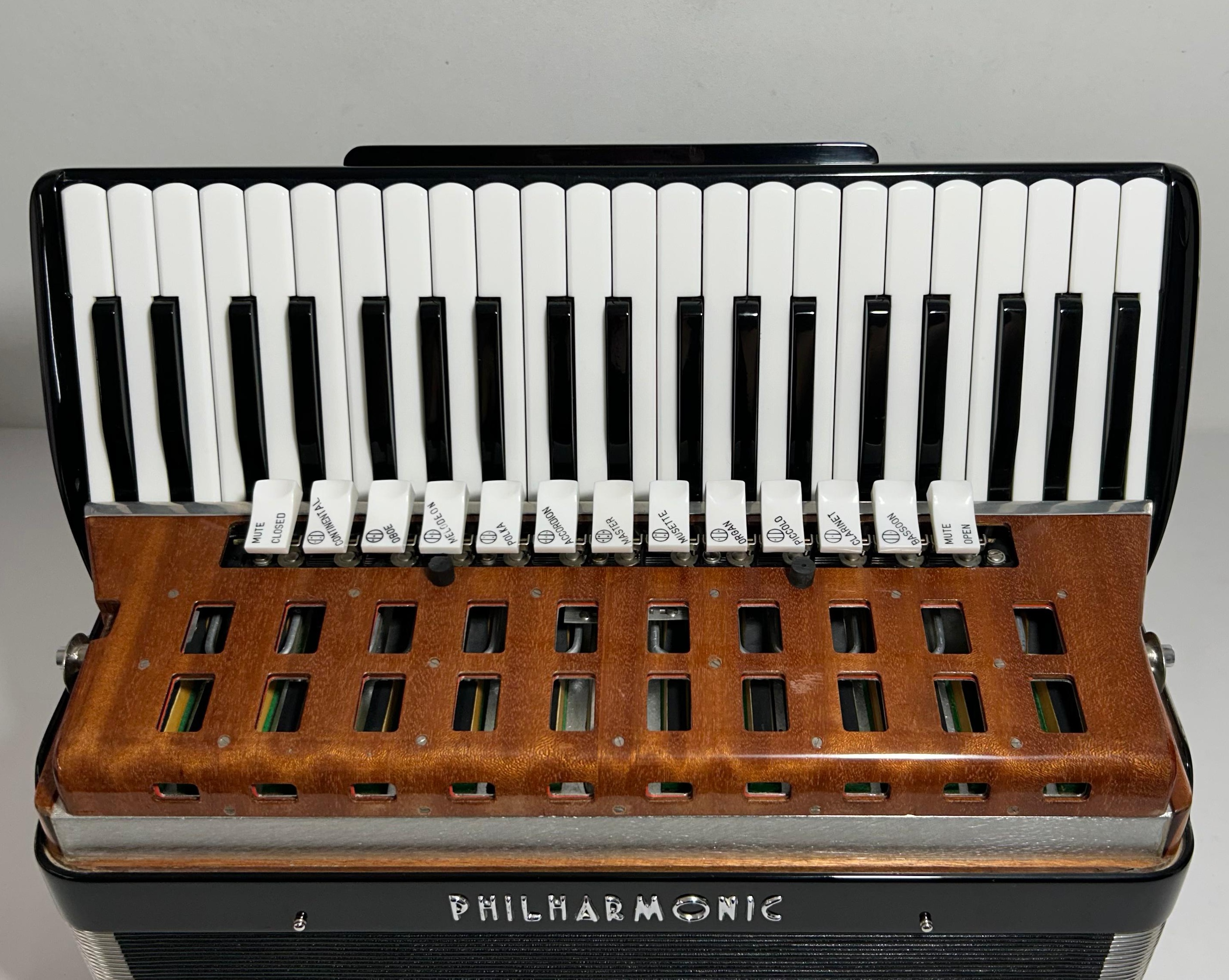 Acordeon Philharmonic - Quarta Polifônica - 13/6 Registros - 11.9 kg - 49 cm