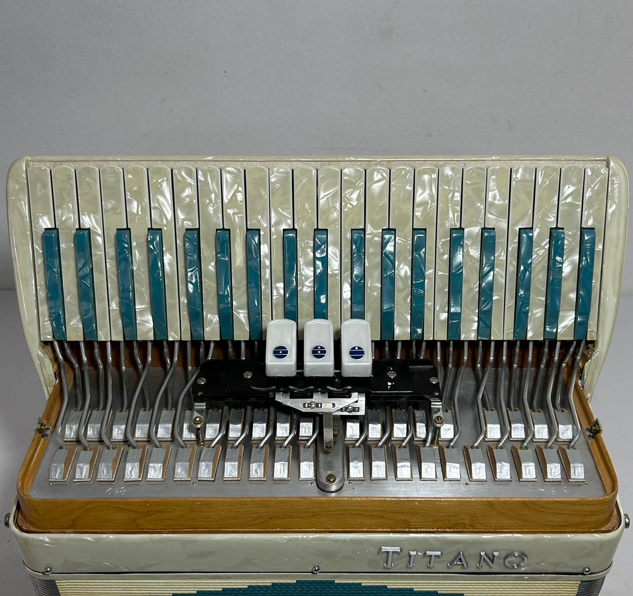 Acordeon Titano - Segunda de voz - 3/2 Registros - 8.3 kg - 43 cm 