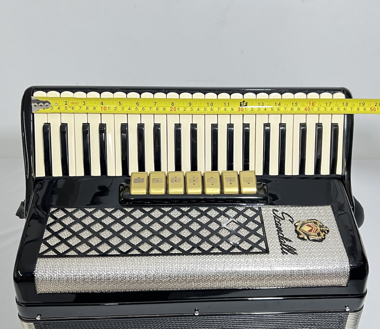 Acordeon Scandalli Série Ouro - Terça Oitavada - 7/4 Registros - 9.3 kg - 45,5 cm 