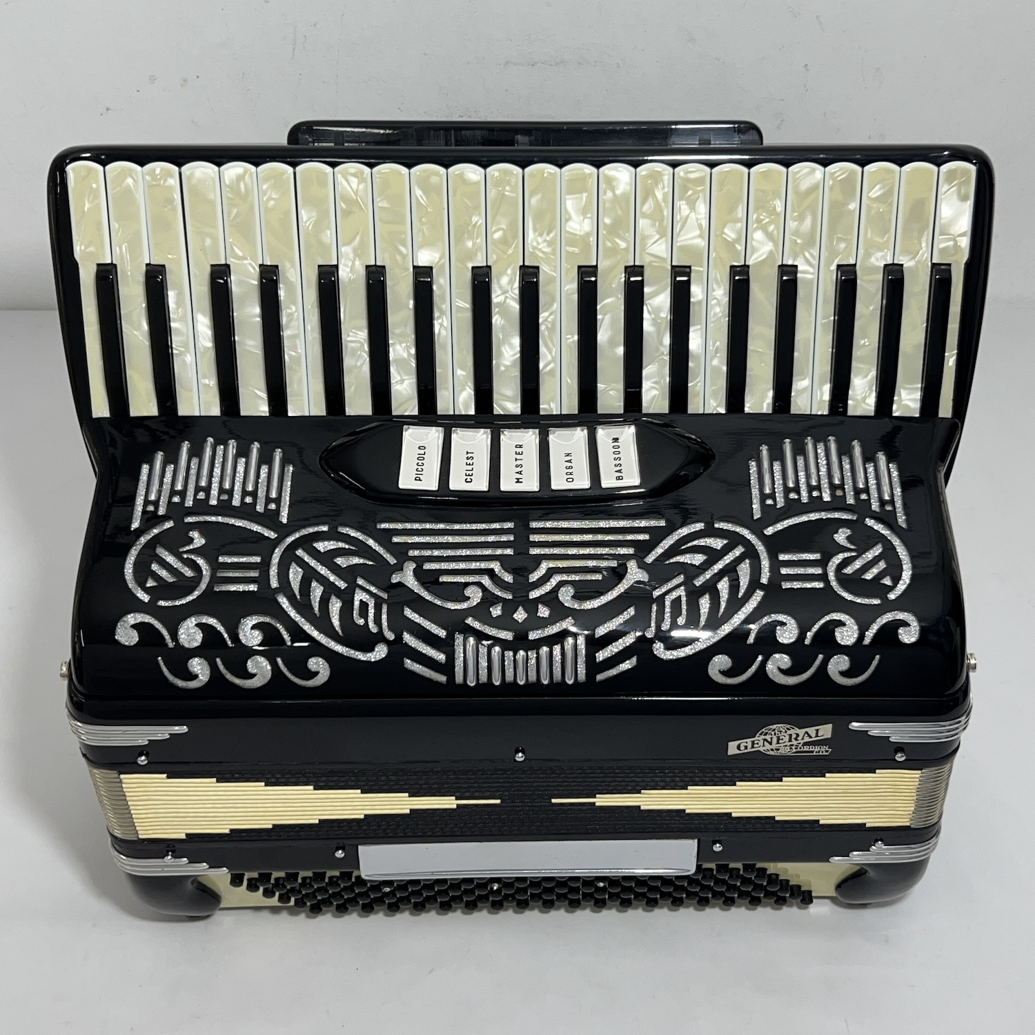 Acordeon General - Terça Oitavada - 5/2 Registros - 8.3 kg. - 45 cm 
