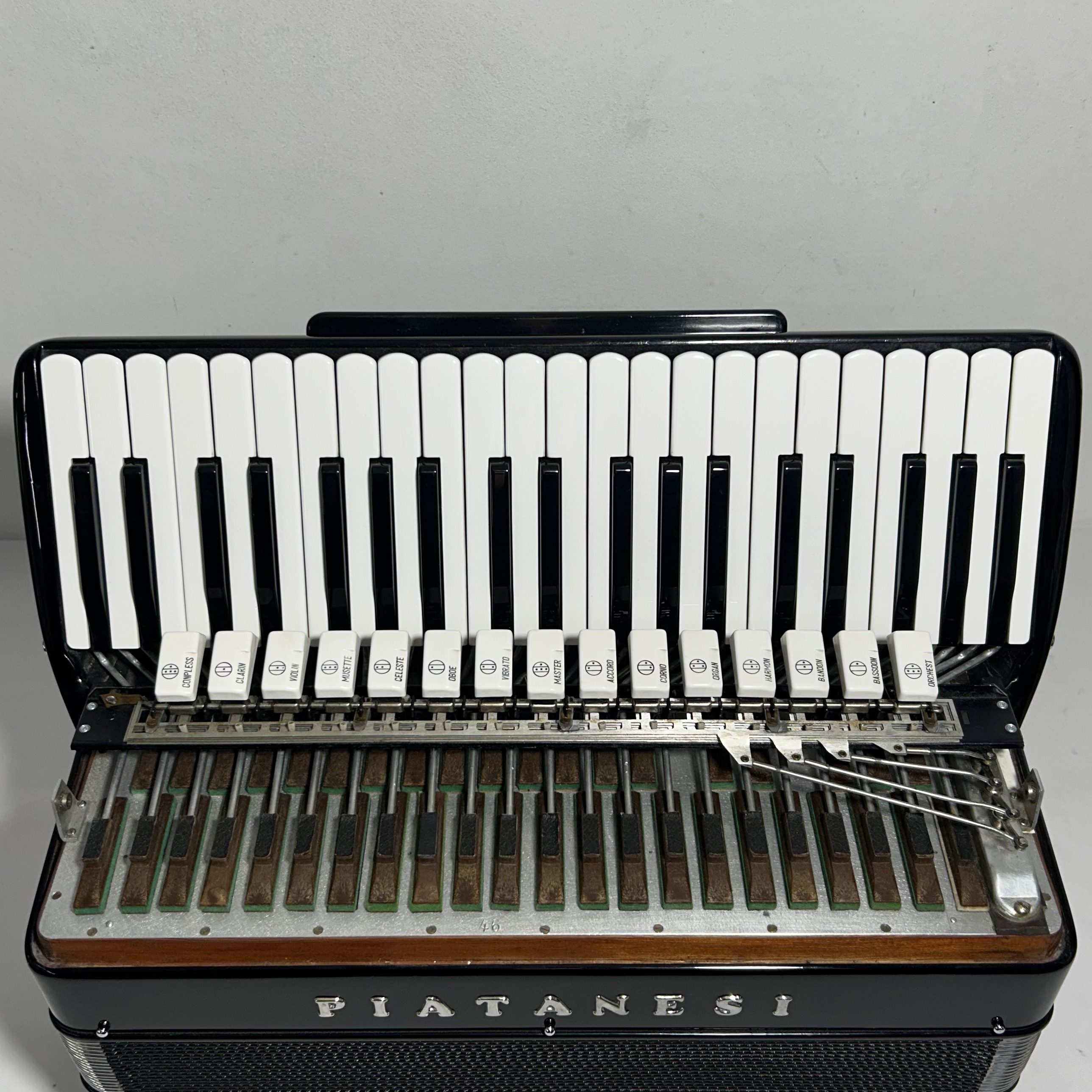 Acordeon Piatanesi - Quarta de voz - 15/5 Registros - 10.7 kg - 49 cm