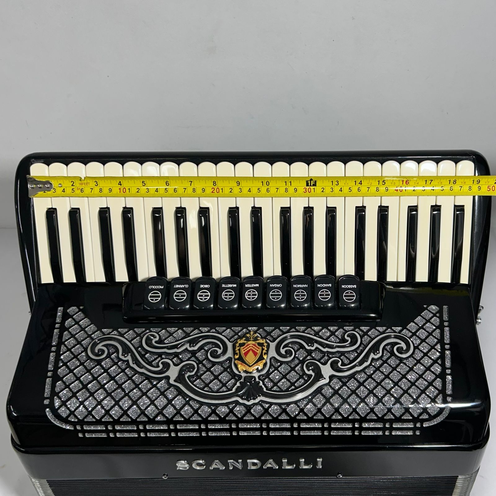 Acordeon Scandalli Brevetto - Quarta Polifônica - 9/2 Registros - 11.2 kg - 48 cm 