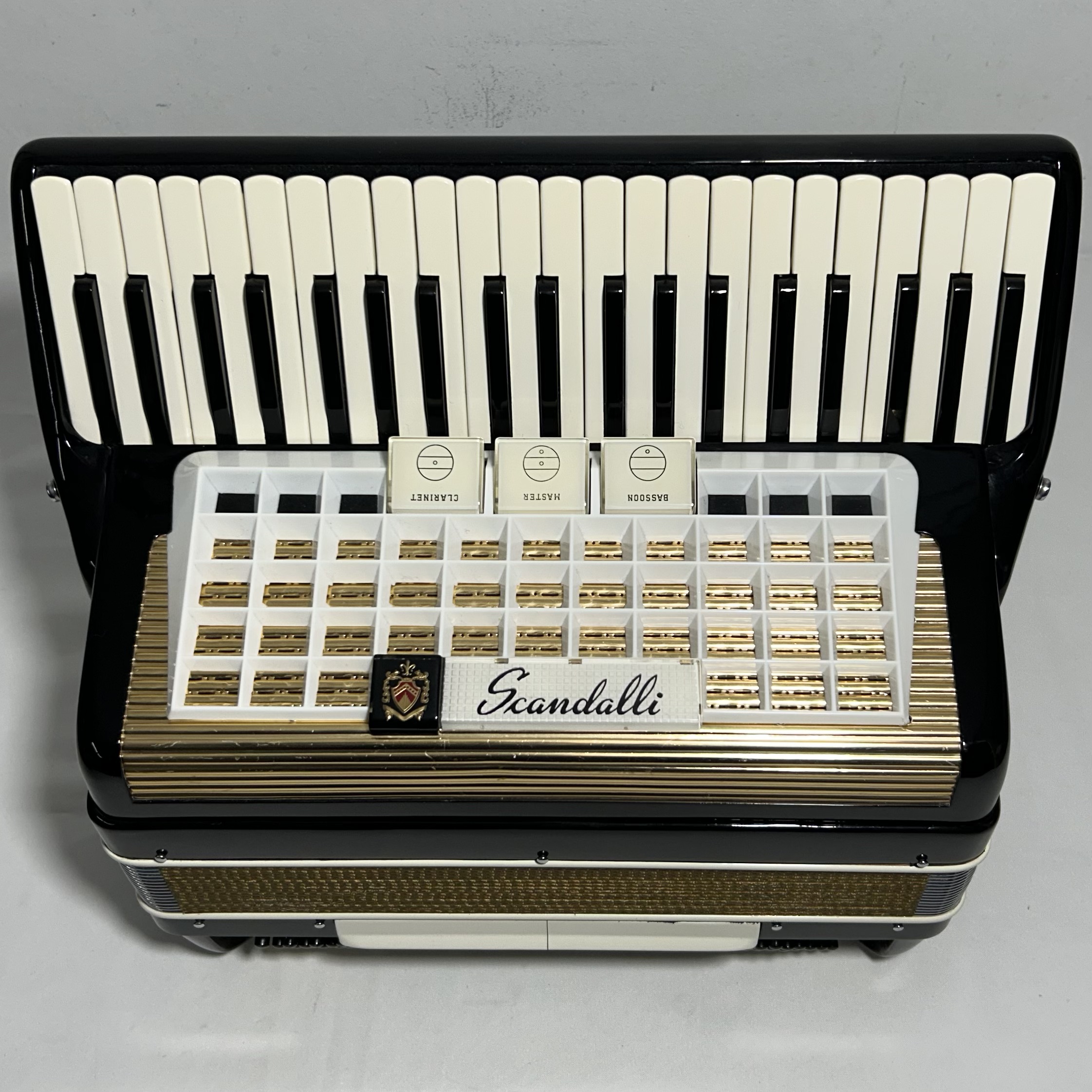 Acordeon Scandalli Favo de Mel - Terça de voz - 3/2 Registros - 7.3 kg - 41 cm