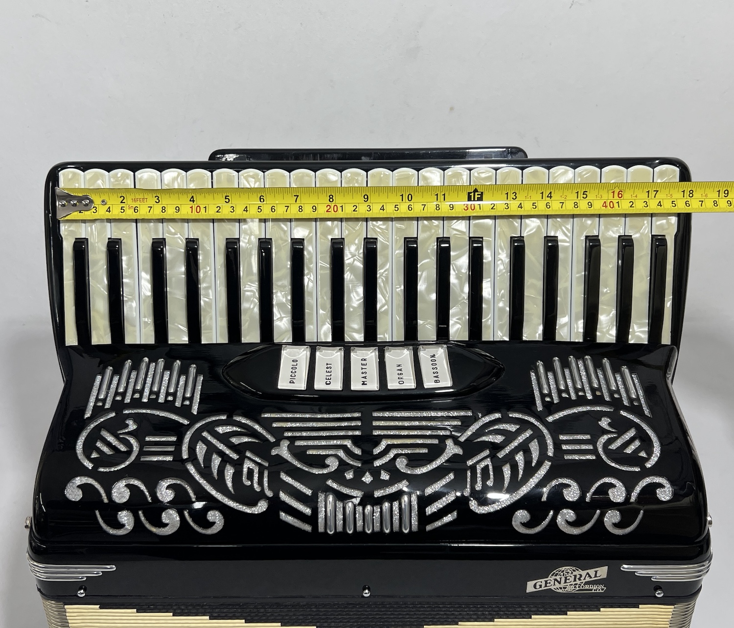 Acordeon General - Terça Oitavada - 5/2 Registros - 8.3 kg. - 45 cm 