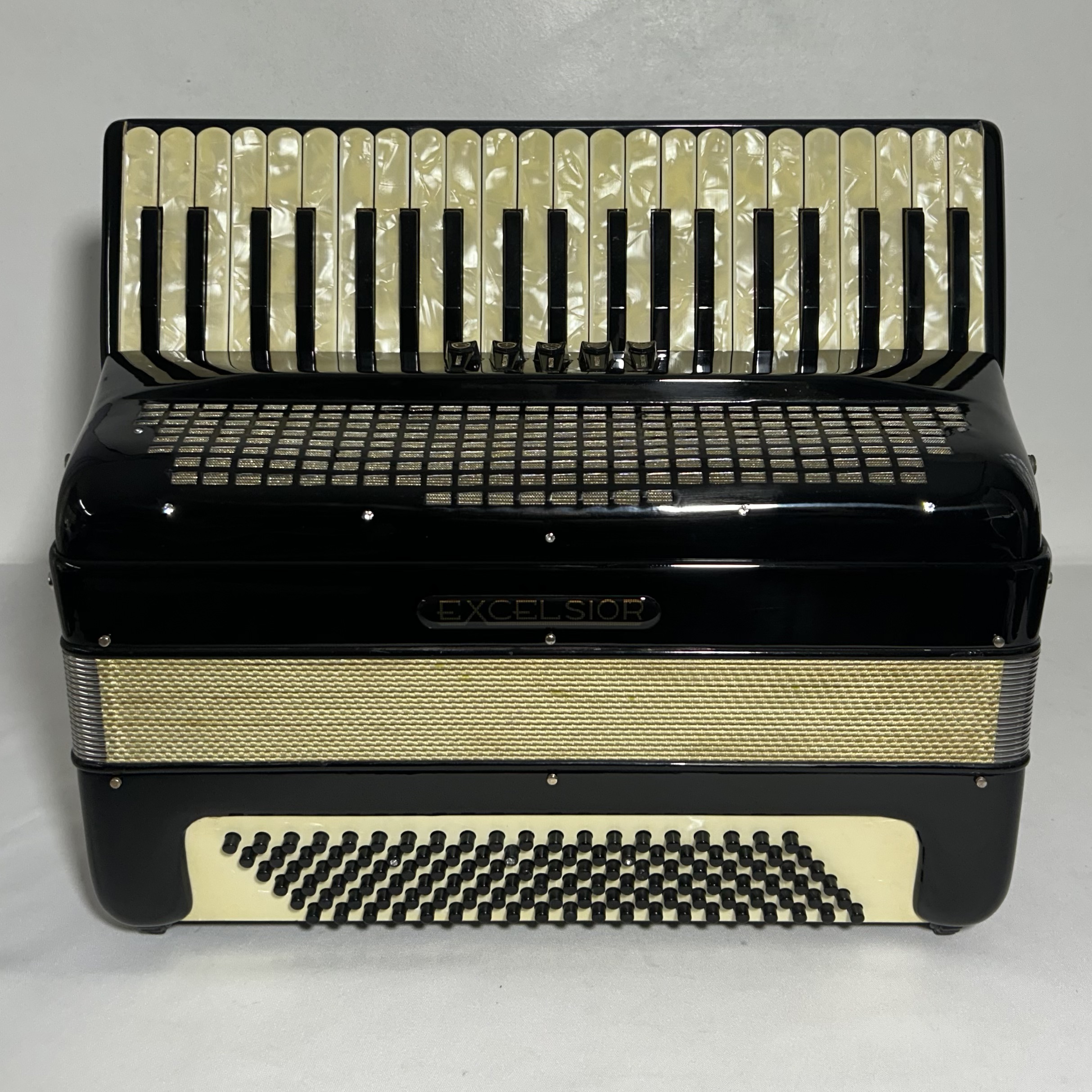 Acordeon Excelsior - Terça de voz - 5 Registros - 9,6 kg - 49 cm 