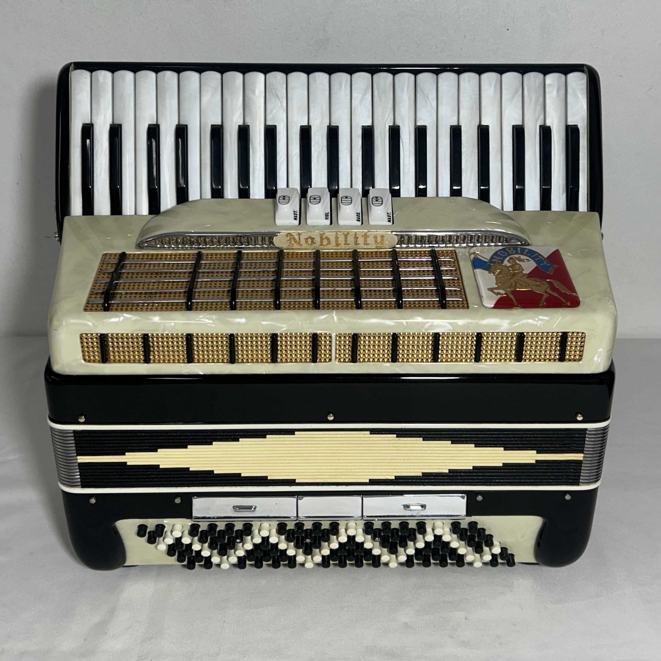 Acordeon Nobility - Segunda de voz - 4/2 Registros - 7.5 kg - 43 cm