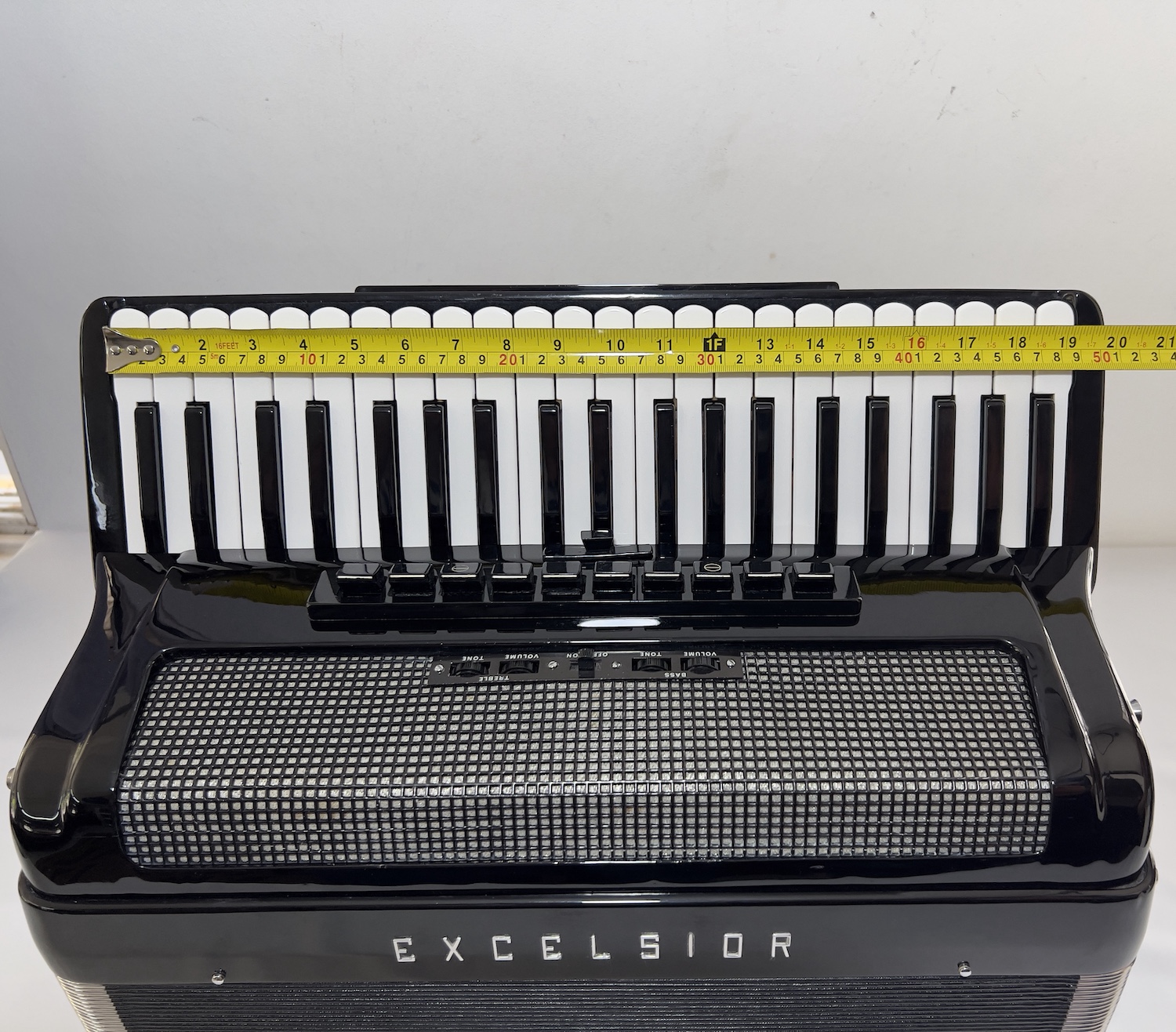 Acordeon Excelsior Polifônico - Quarta Oitavada - 11/8 Reg. - 11.4 kg - 48,5 cm 