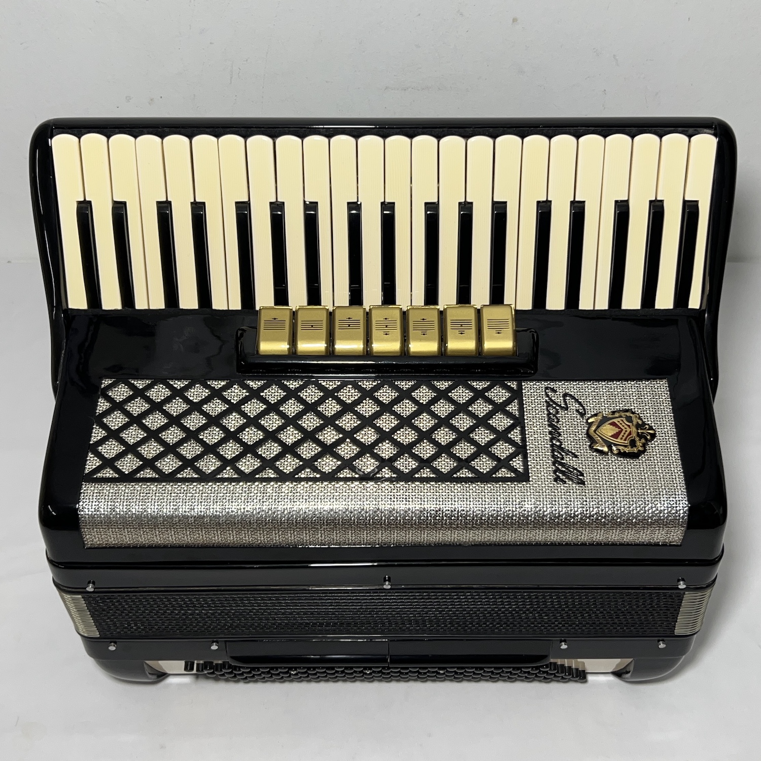 Acordeon Scandalli Série Ouro - Terça Oitavada - 7/4 Registros - 9.3 kg - 45,5 cm 