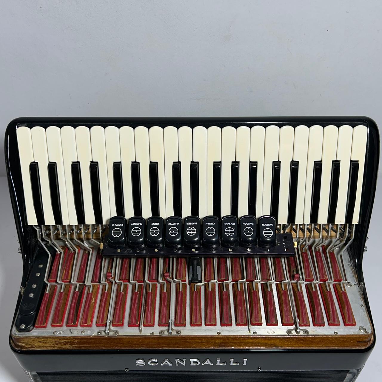 Acordeon Scandalli Brevetto - Quarta Polifônica - 9/2 Registros - 11.2 kg - 48 cm 