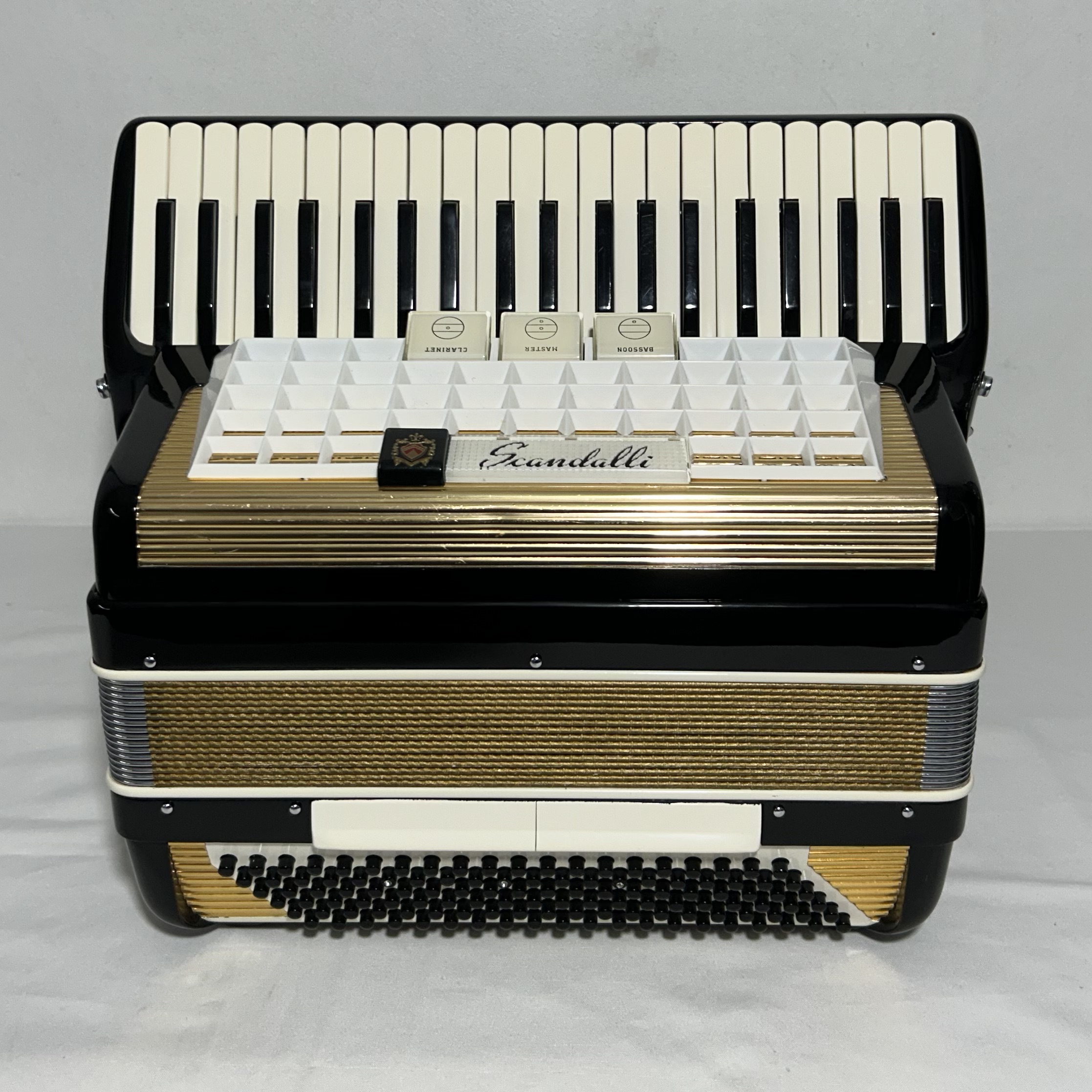 Acordeon Scandalli Favo de Mel - Terça de voz - 3/2 Registros - 7.3 kg - 41 cm