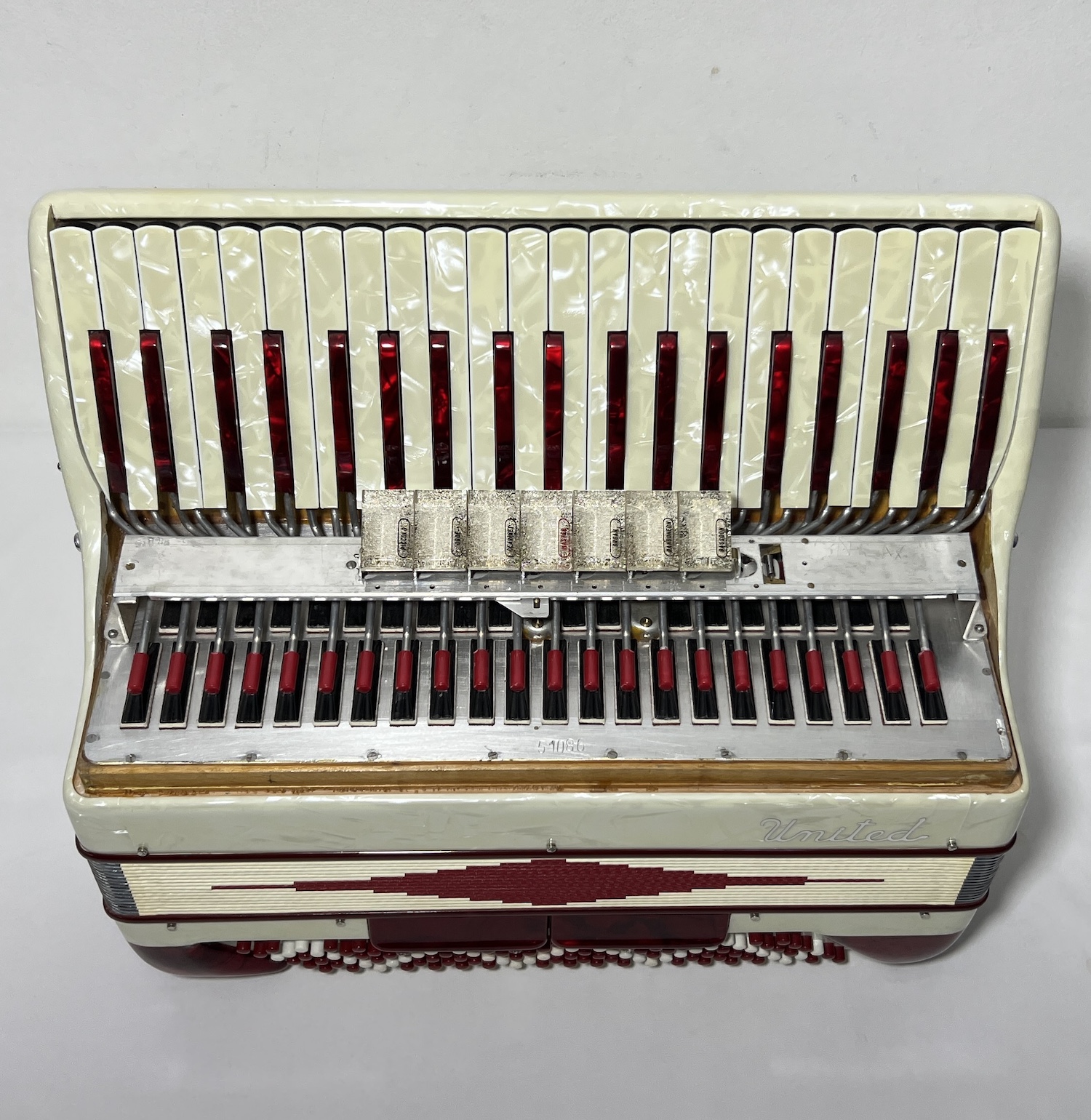 Acordeon United - Terça de voz Oitavada - 7/2 Registros - 8.8 kg - 45 cm 