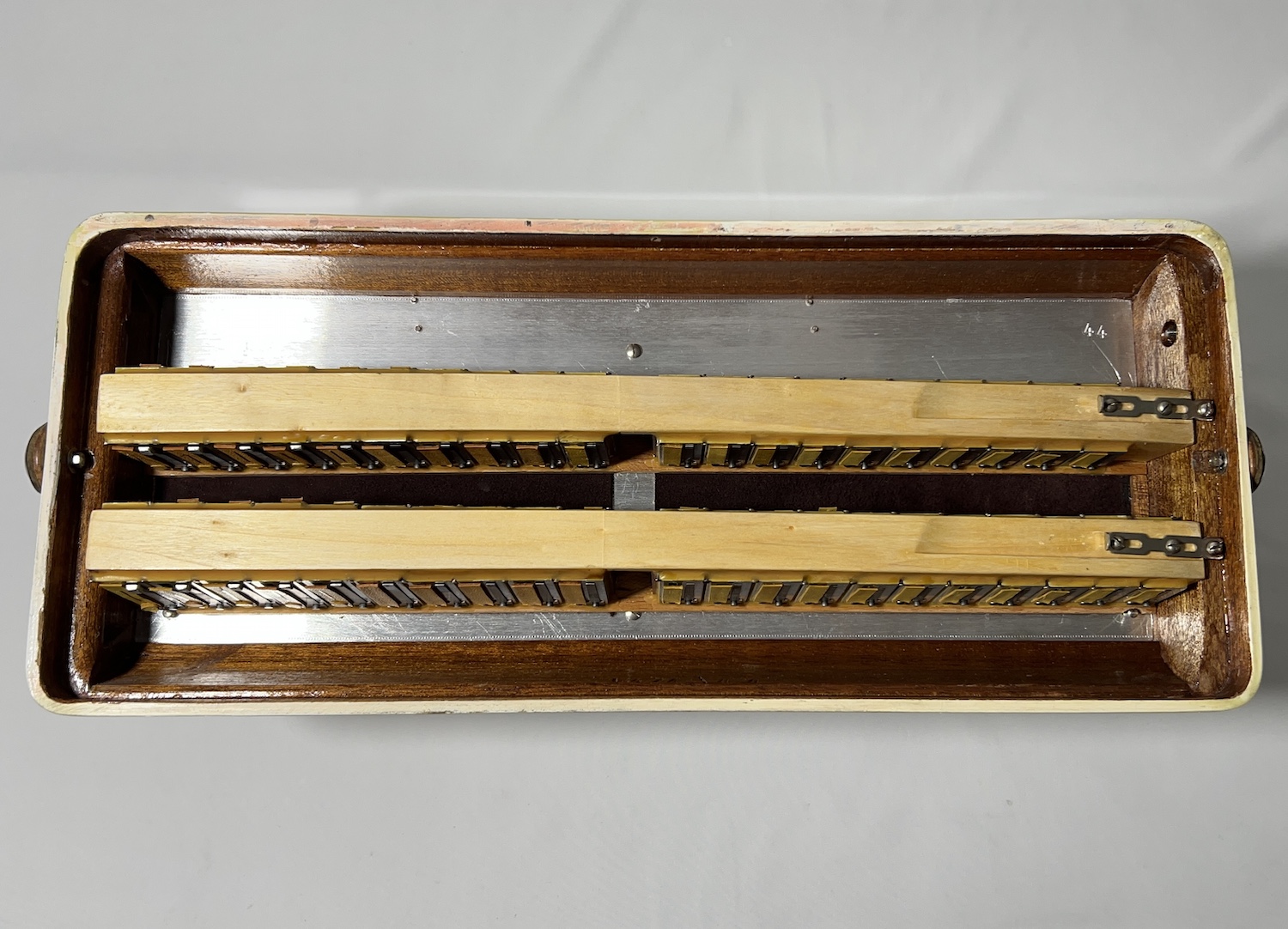 Acordeon Scandalli Favo de Mel - Segunda de voz - 3/2 Registros - 8.3 kg - 45,5 cm 