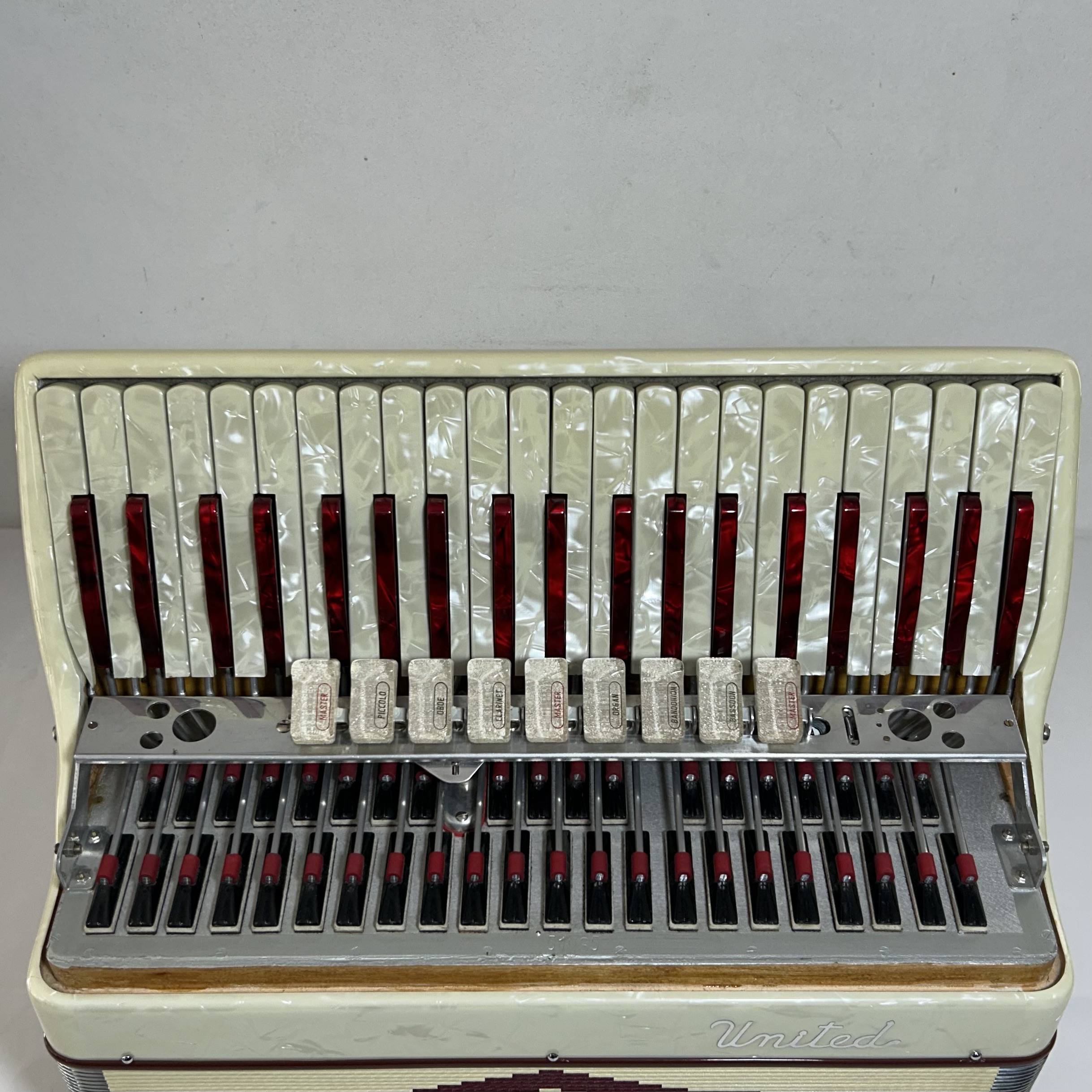 Acordeon United - Terça de voz - 9/2 Registros - 8.9 kg - 45 cm