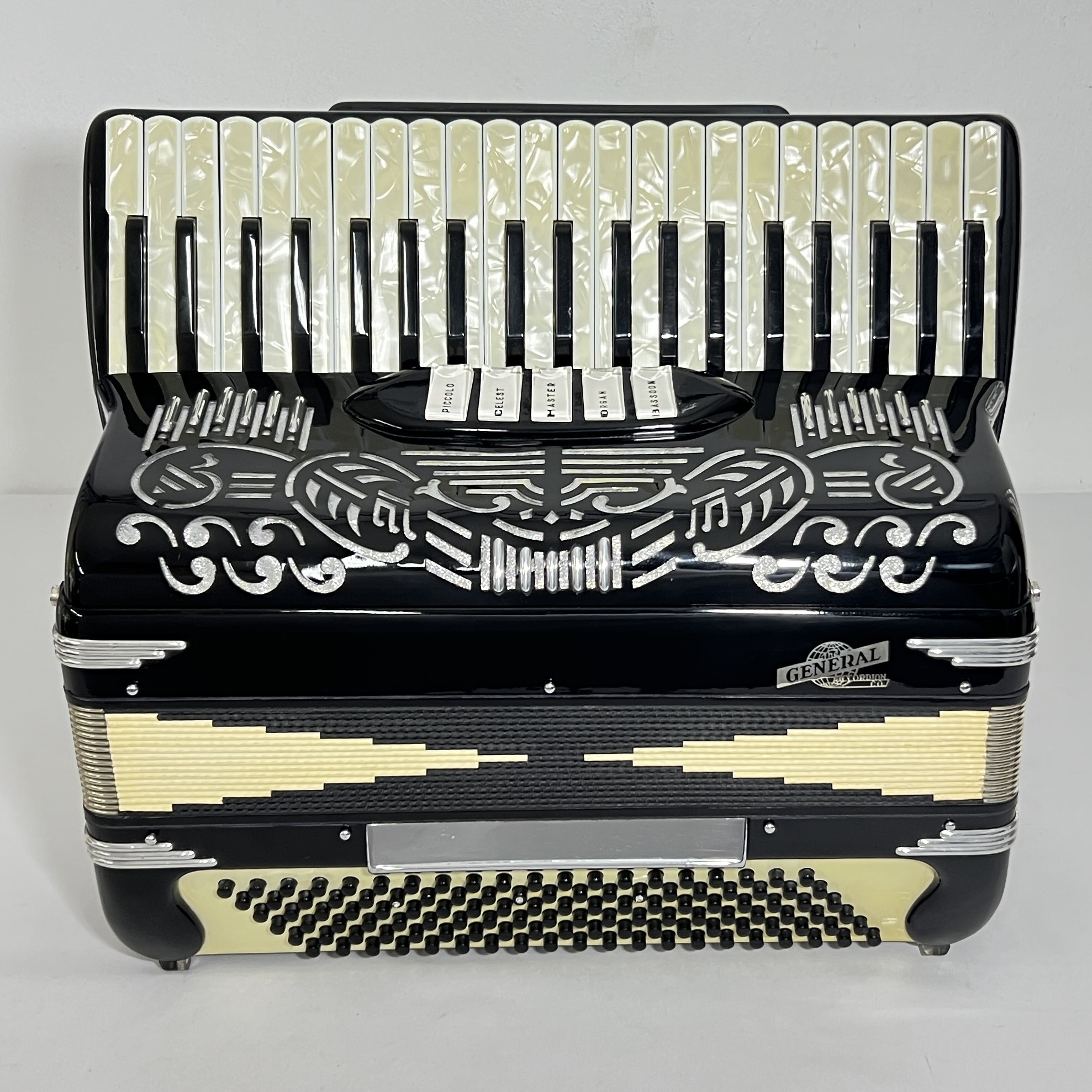 Acordeon General - Terça Oitavada - 5/2 Registros - 8.3 kg. - 45 cm