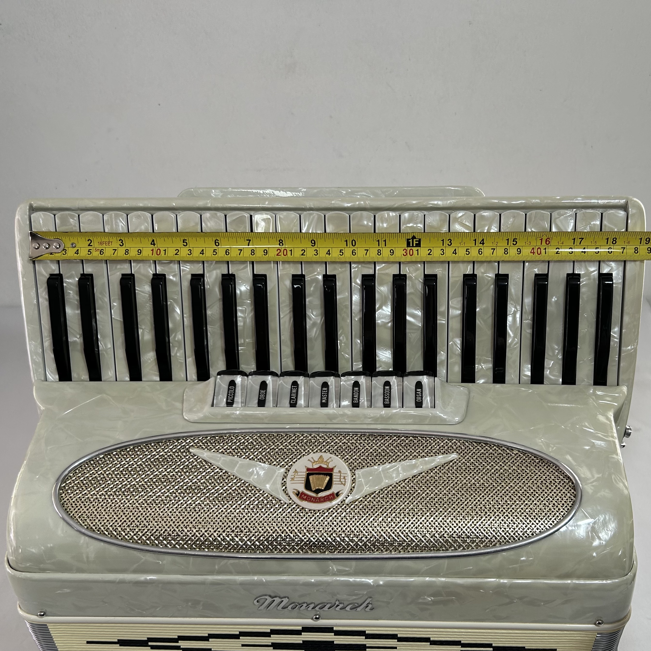 Acordeon Monarch - Terça Oitavada - 7/3 Registros - 9.5 kg - 47 cm 