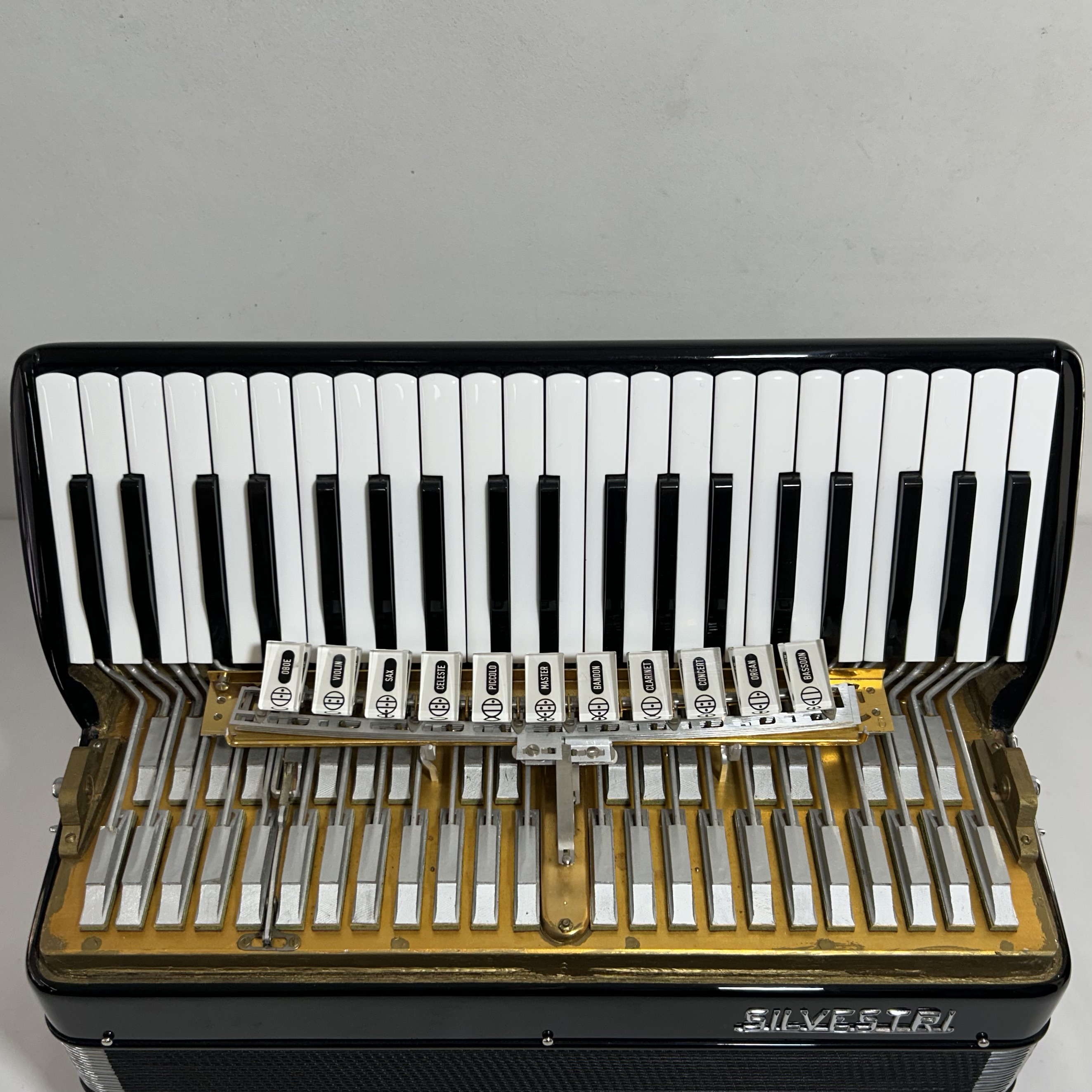Acordeon Silvestri - Quarta de voz - 11/3 Registros - 10.6 kg - 48 cm