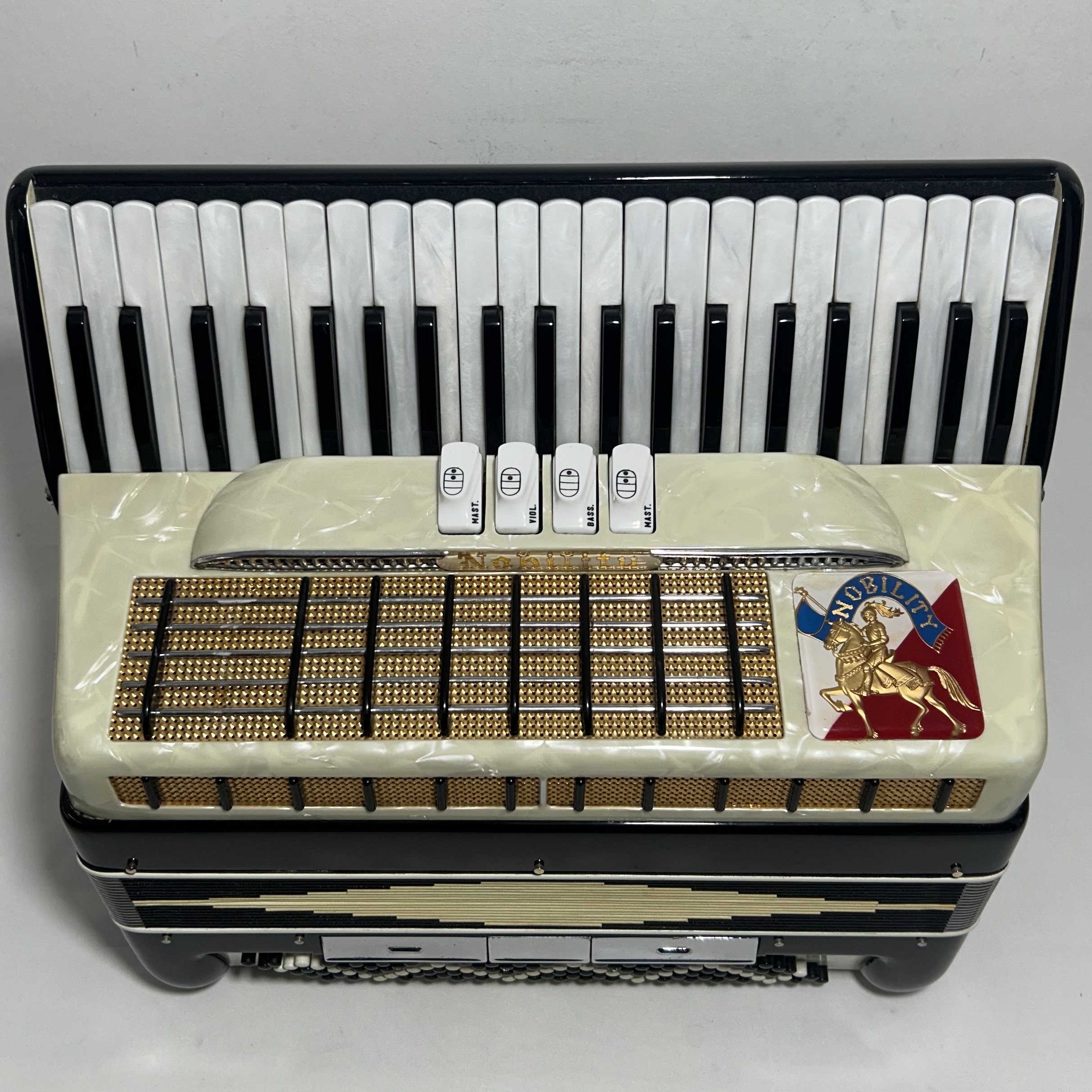 Acordeon Nobility - Segunda de voz - 4/2 Registros - 7.5 kg - 43 cm