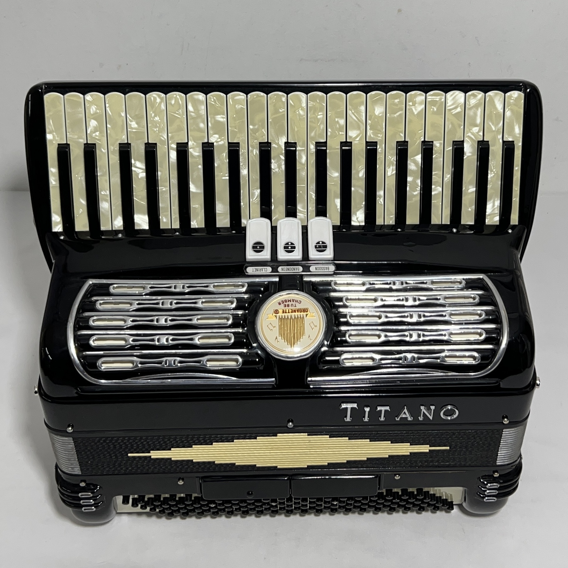 Acordeon Titano Model Ideal - Segunda de voz - 3/2 Registros - 8.3 kg - 43 cm 