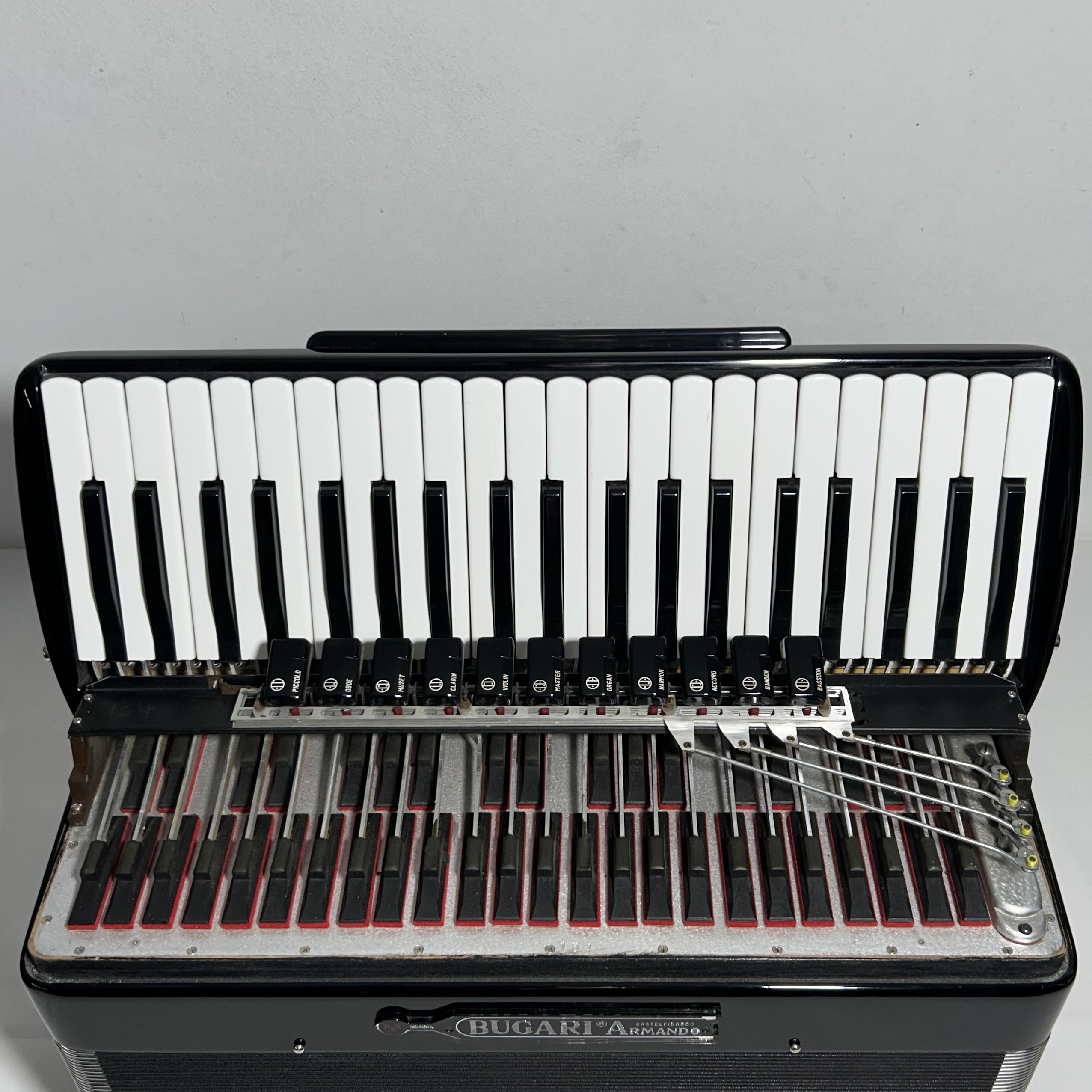 Acordeon Armando Bugari - Quarta Oitavada - 11/7 Registros - 11 kg - 48 cm 