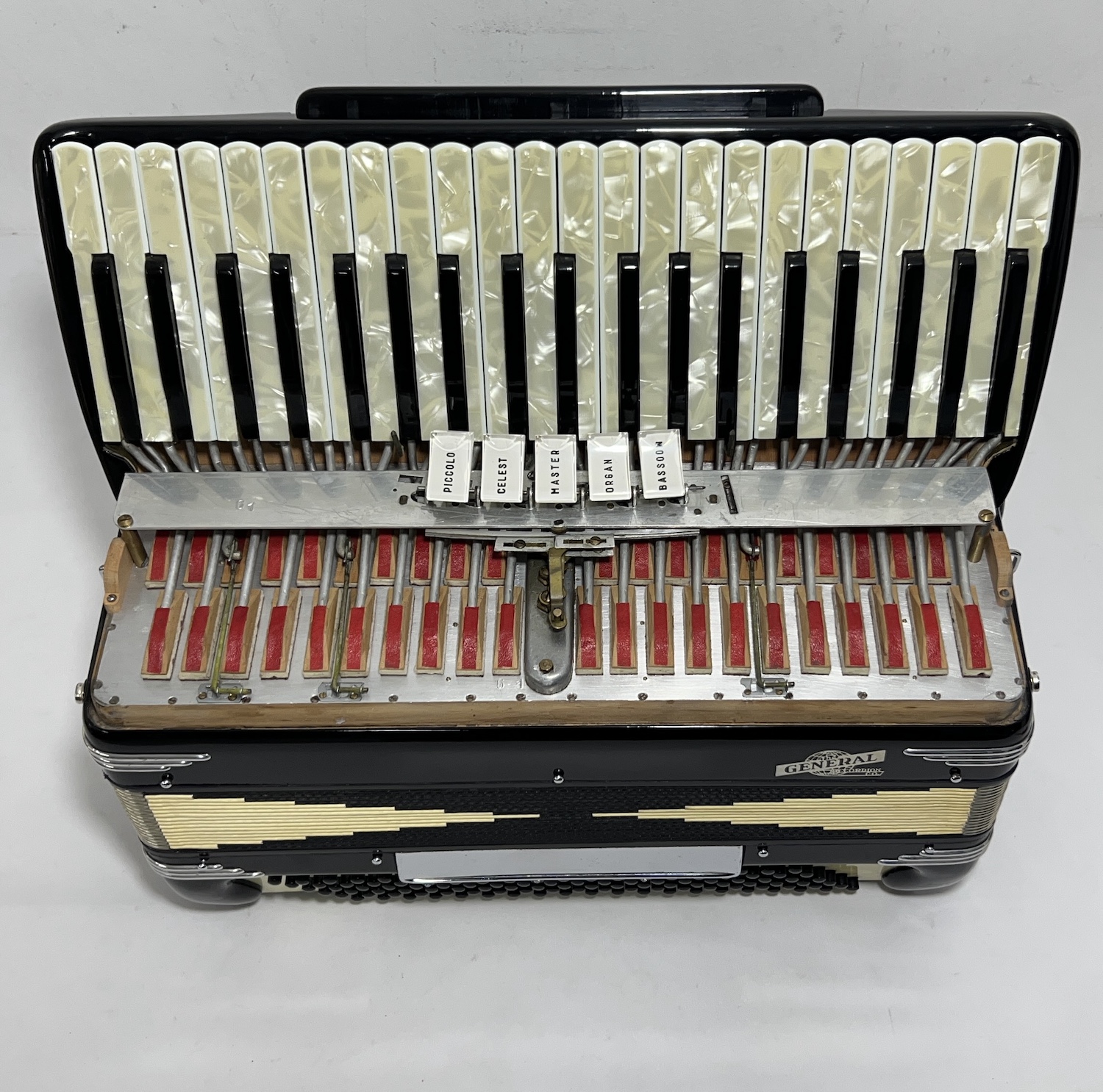 Acordeon General - Terça Oitavada - 5/2 Registros - 8.3 kg. - 45 cm 