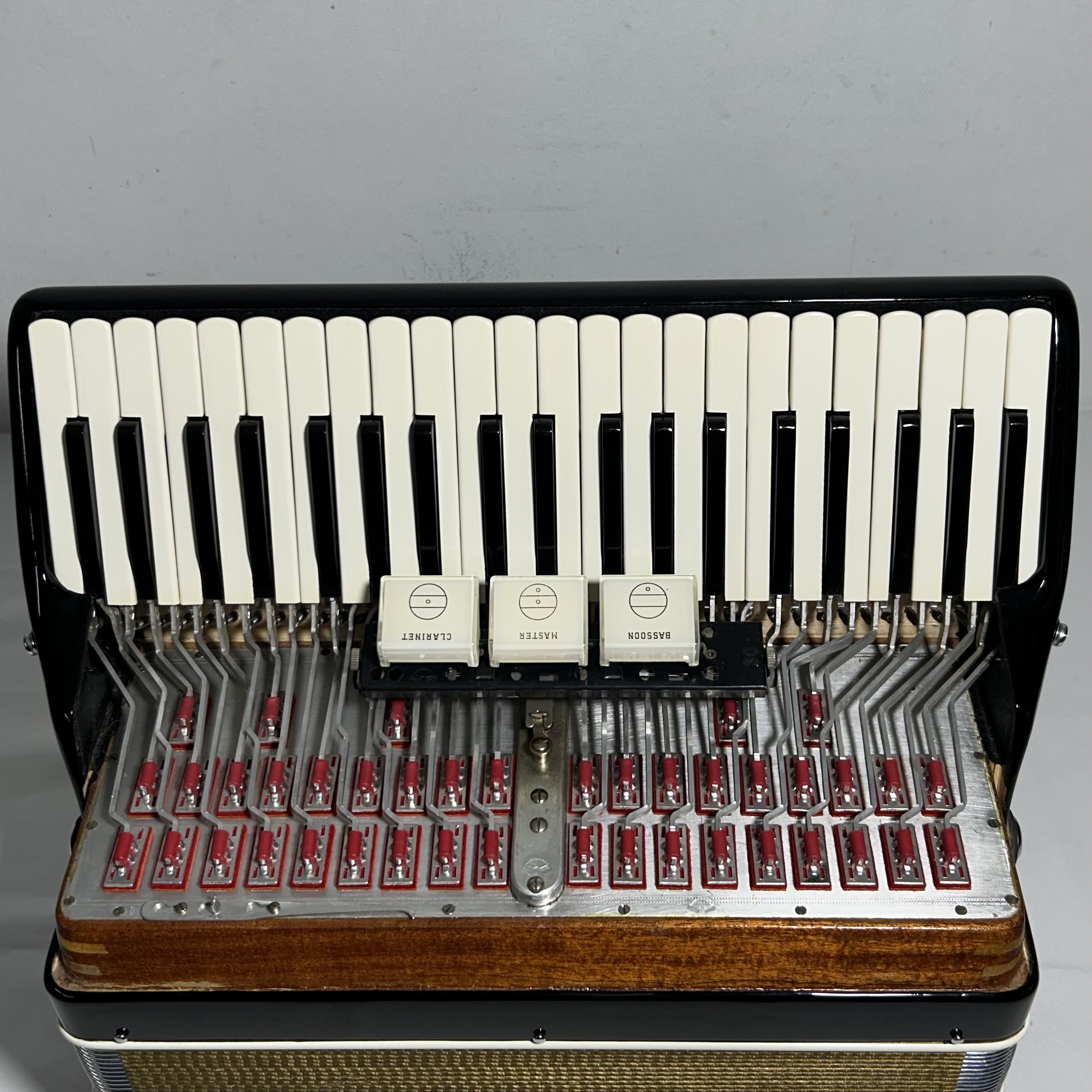 Acordeon Scandalli Favo de Mel - Terça de voz - 3/2 Registros - 7.3 kg - 41 cm