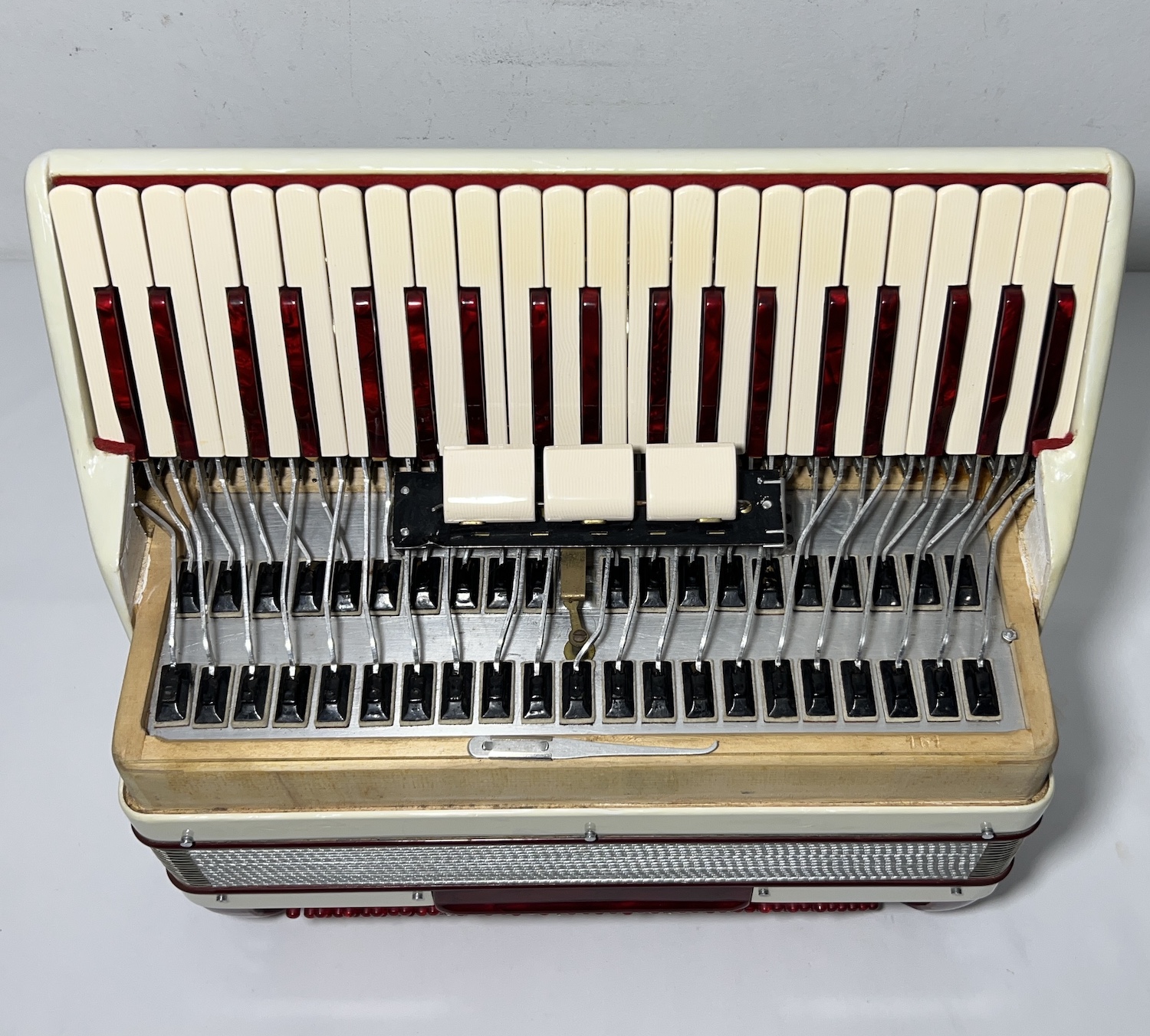 Acordeon Scandalli Série Ouro - Segunda de voz - 3/2 Registros - 7.5 kg - 43 cm 