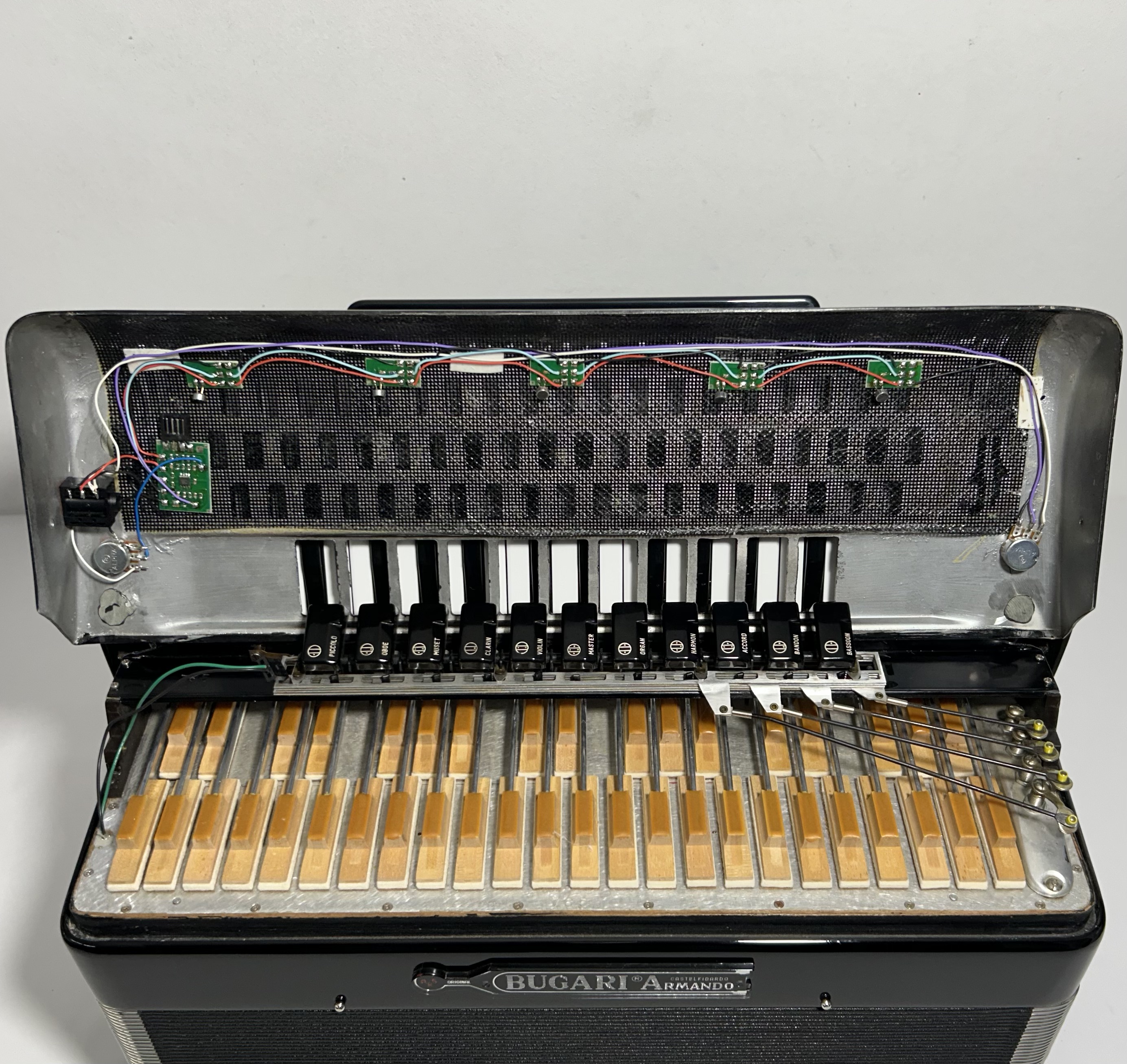 Acordeon Bugari - Quarta de voz - 11/7 Registros - 11.0 kg - 48cm