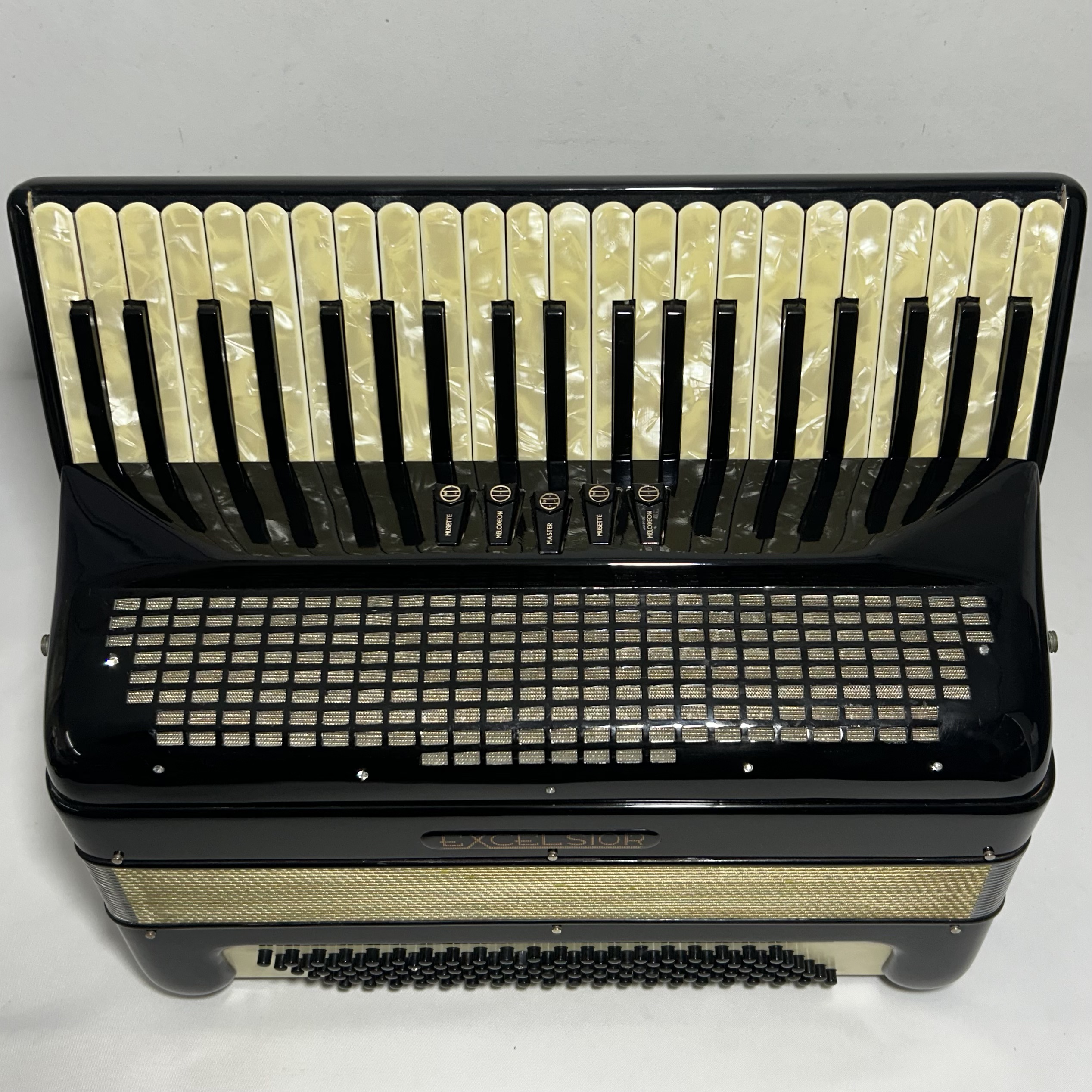 Acordeon Excelsior - Terça de voz - 5 Registros - 9,6 kg - 49 cm 