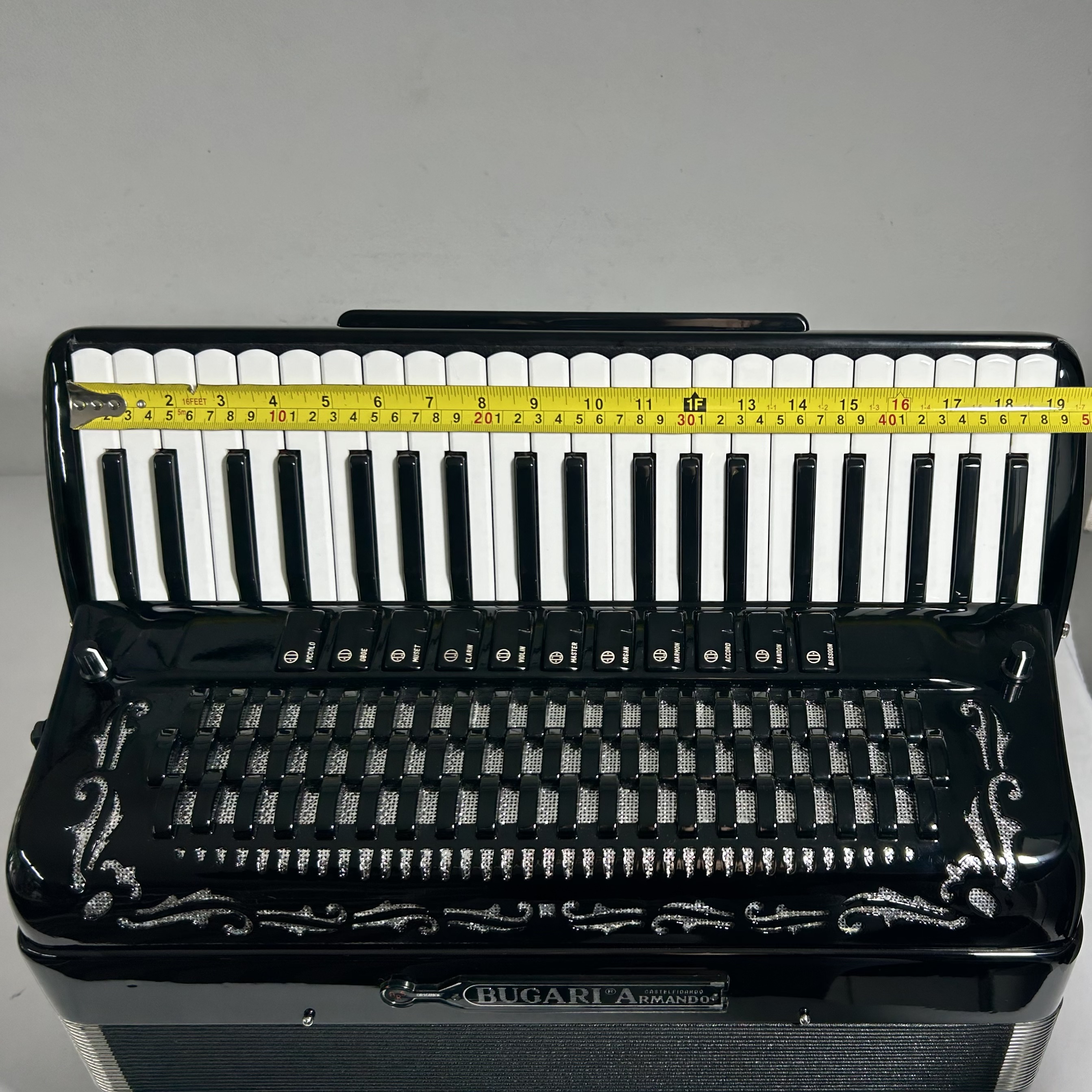 Acordeon Bugari - Quarta de voz - 11/7 Registros - 11.0 kg - 48cm