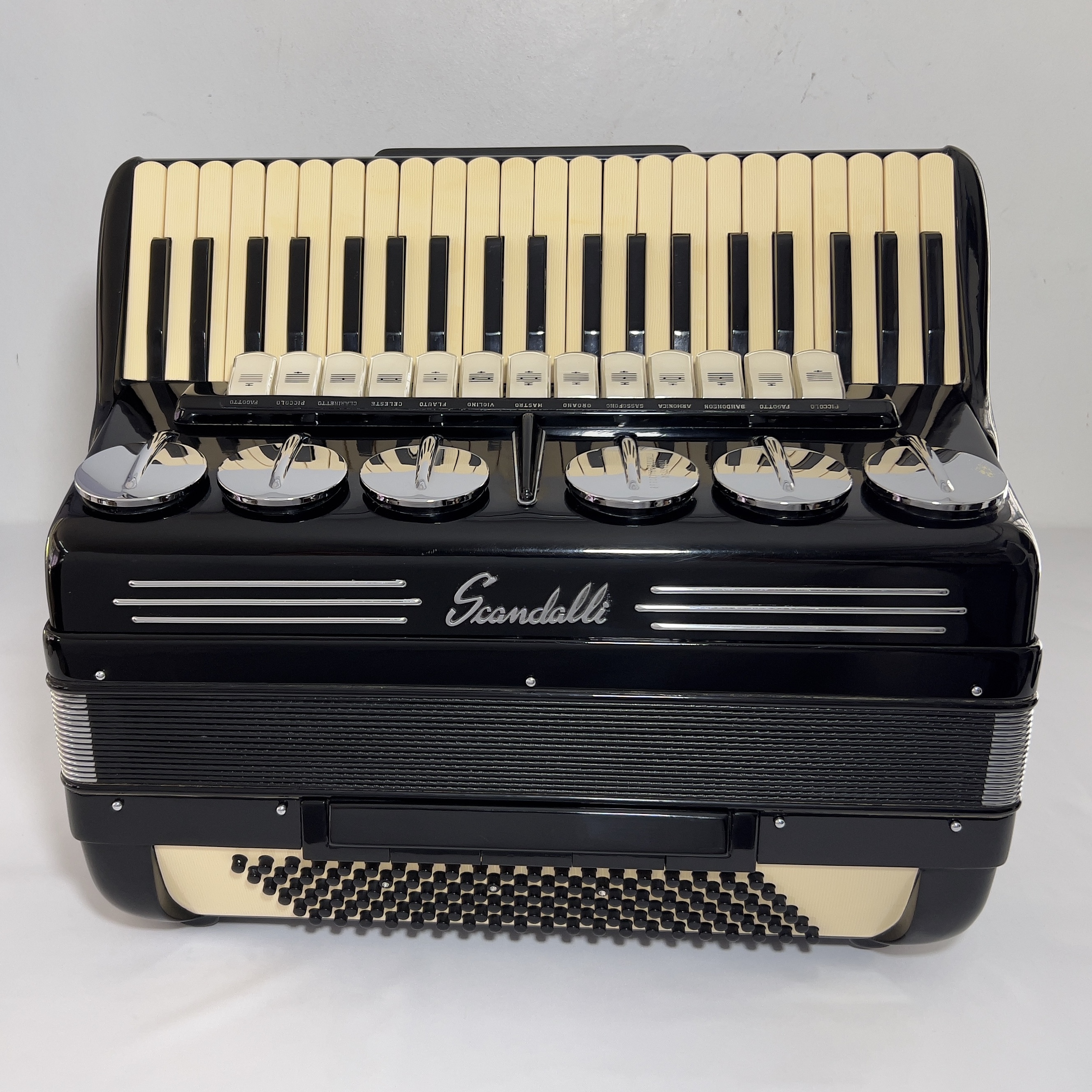 Acordeon Scandalli Brevetto - polifônico - 13/6 Registros - 11.2 kg - 48 cm 