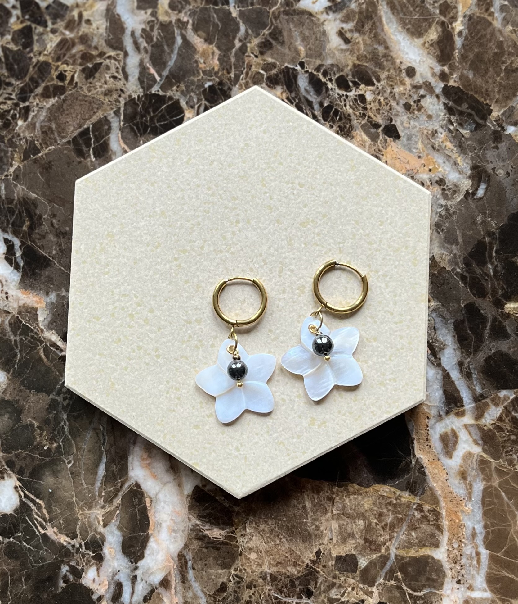 Boucles d'oreilles LOZARI nacre, hématite