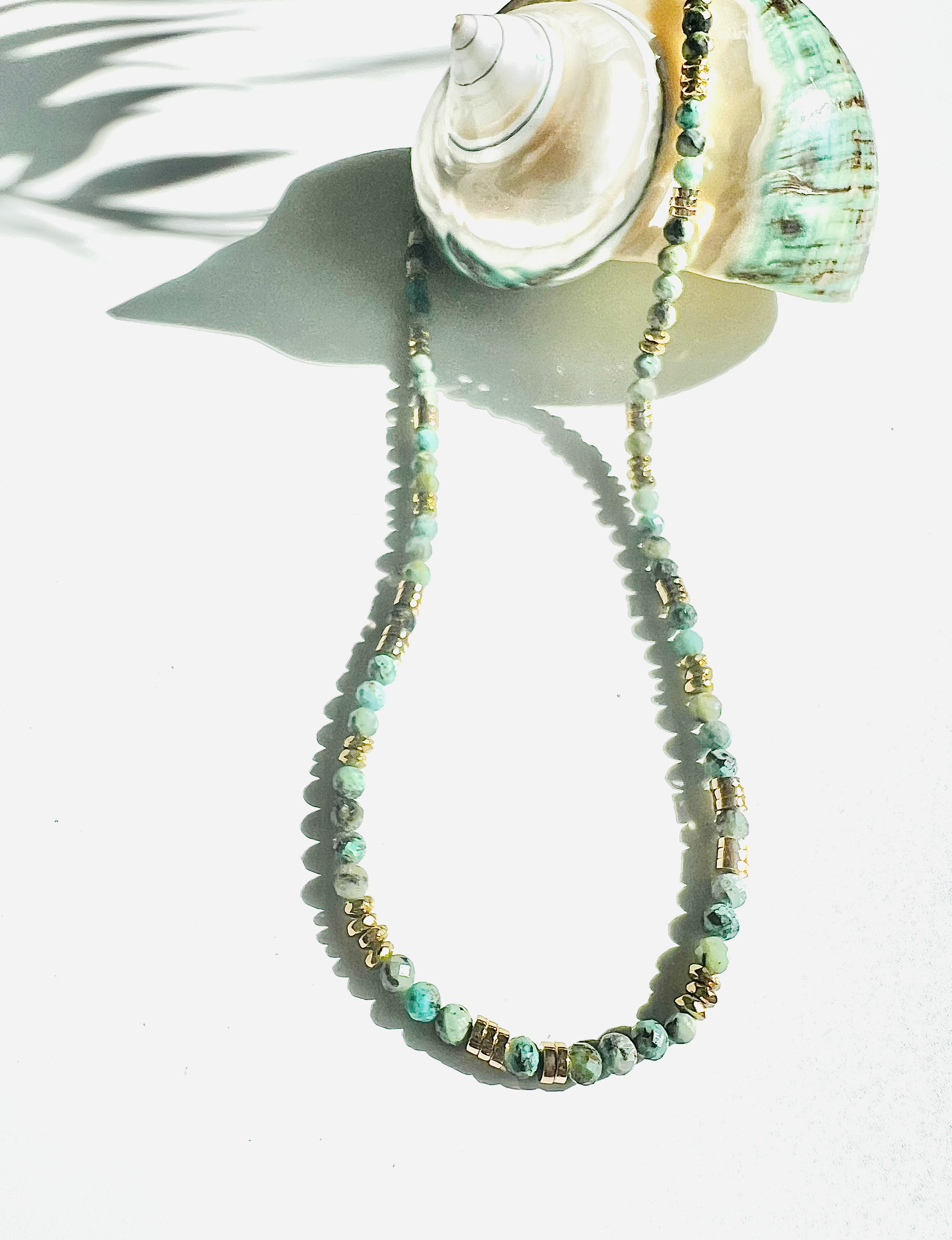 Collier BABYLON, turquoise africaine, hématites or