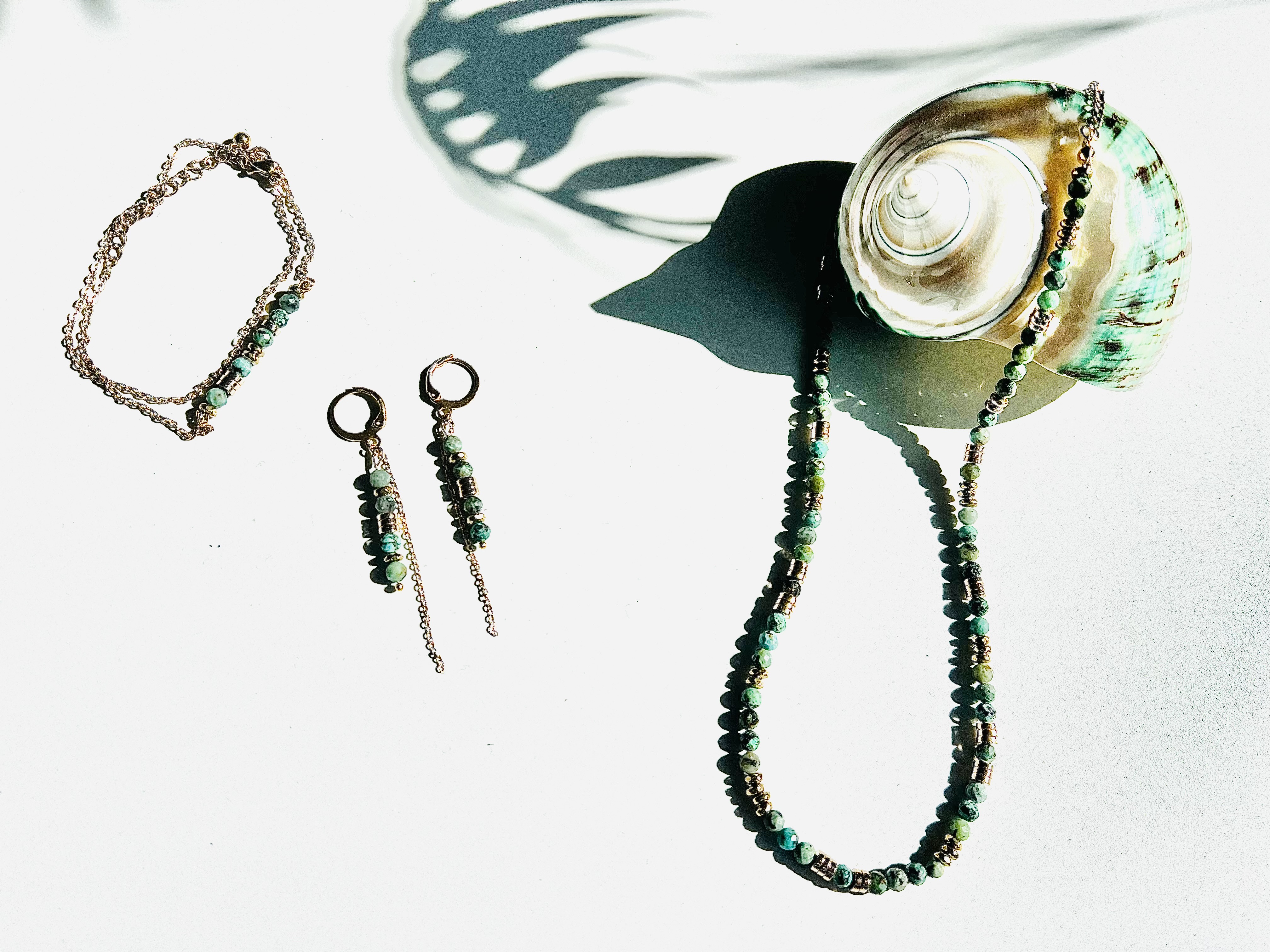 Boucles d'oreilles BABYLON, turquoise africaine, hématites or