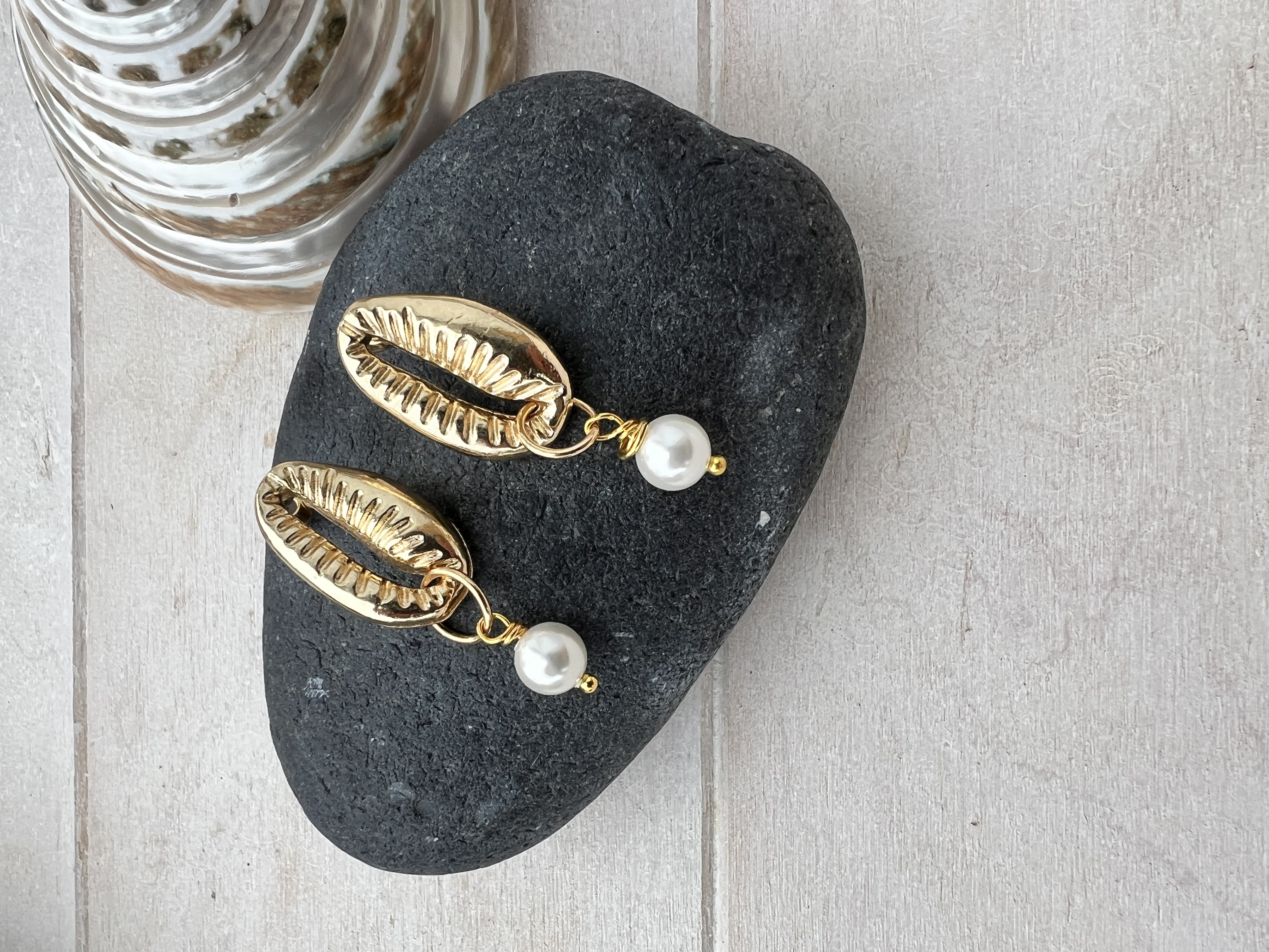 Boucles d'oreilles WHITE SHELL, perle d'eau douce