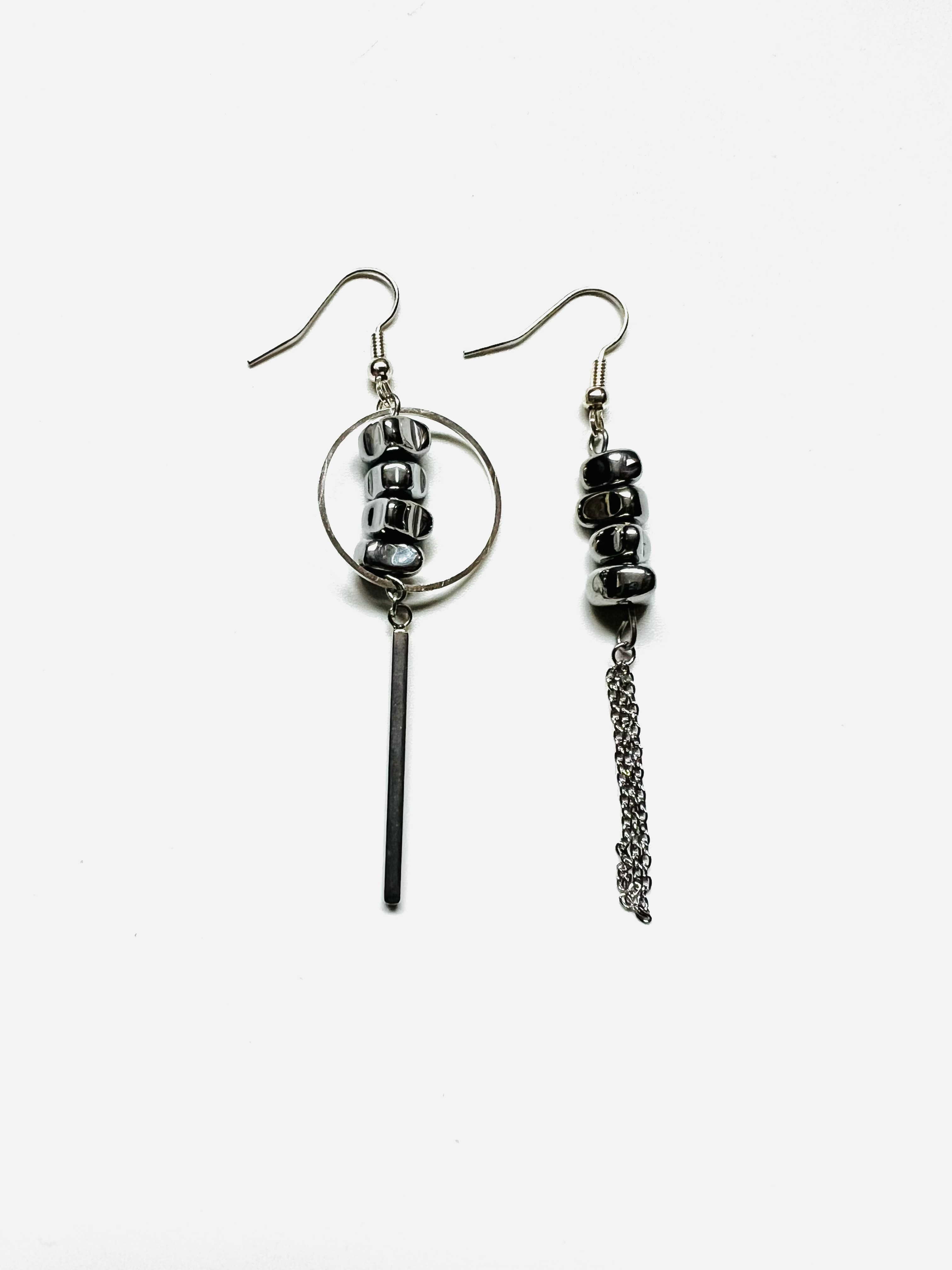 Boucles d'oreilles asymétriques SILVER INUKSHUK, hématite argentée 