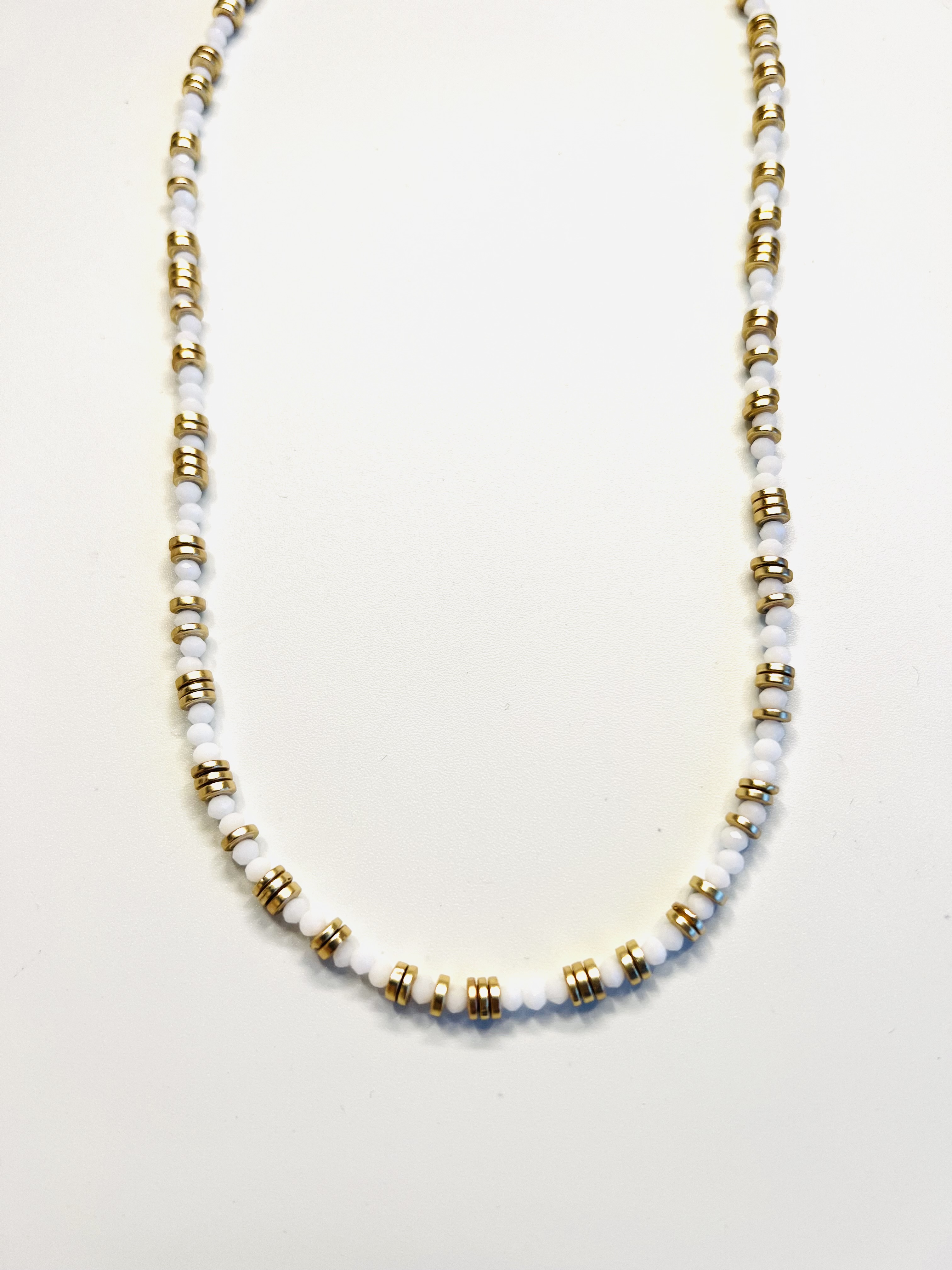 Collier LUZ, spinelle blanche, hématite dorée