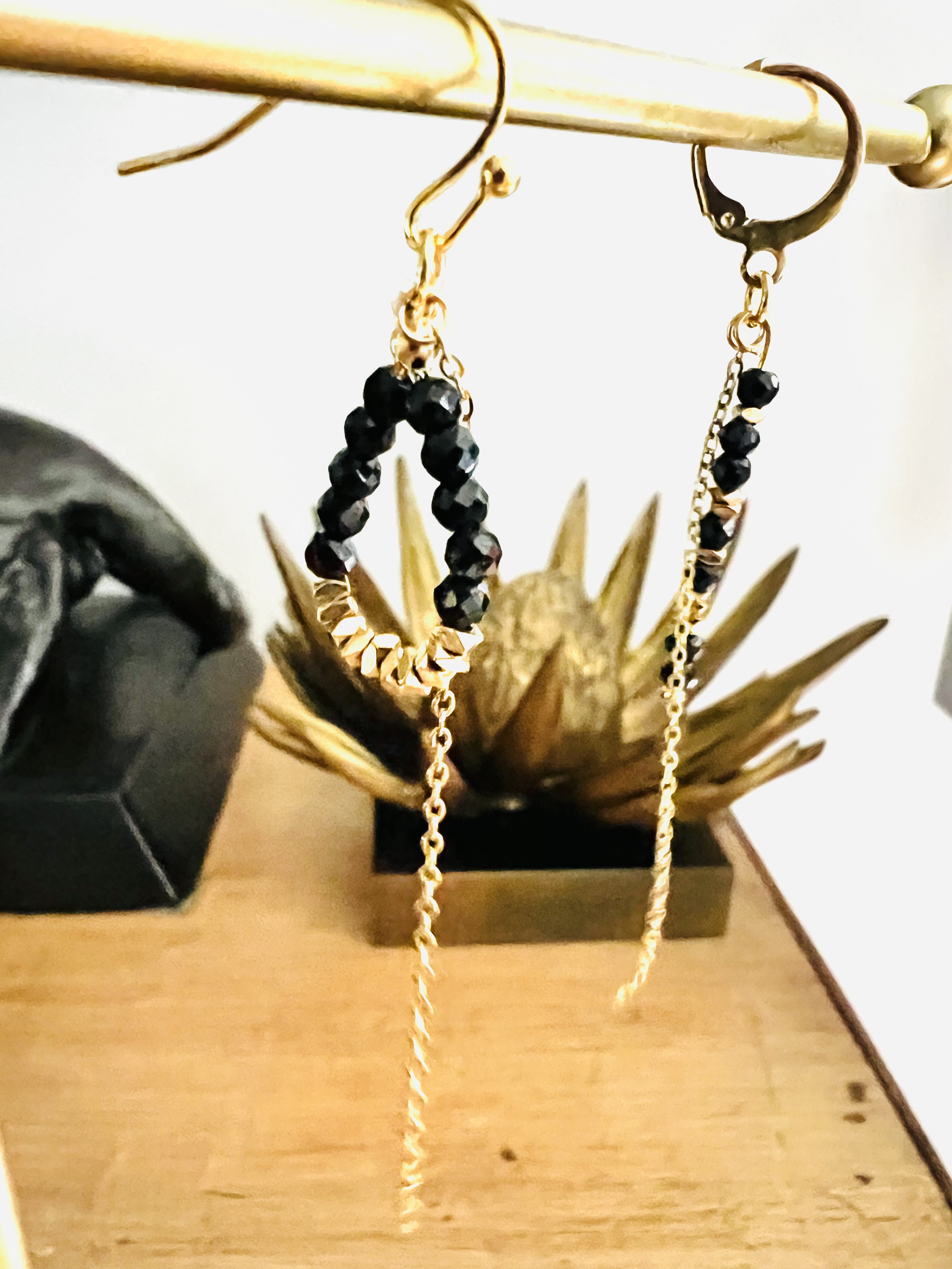 Boucles d'oreilles CARBIDE, spinelle, hématite plaqué or