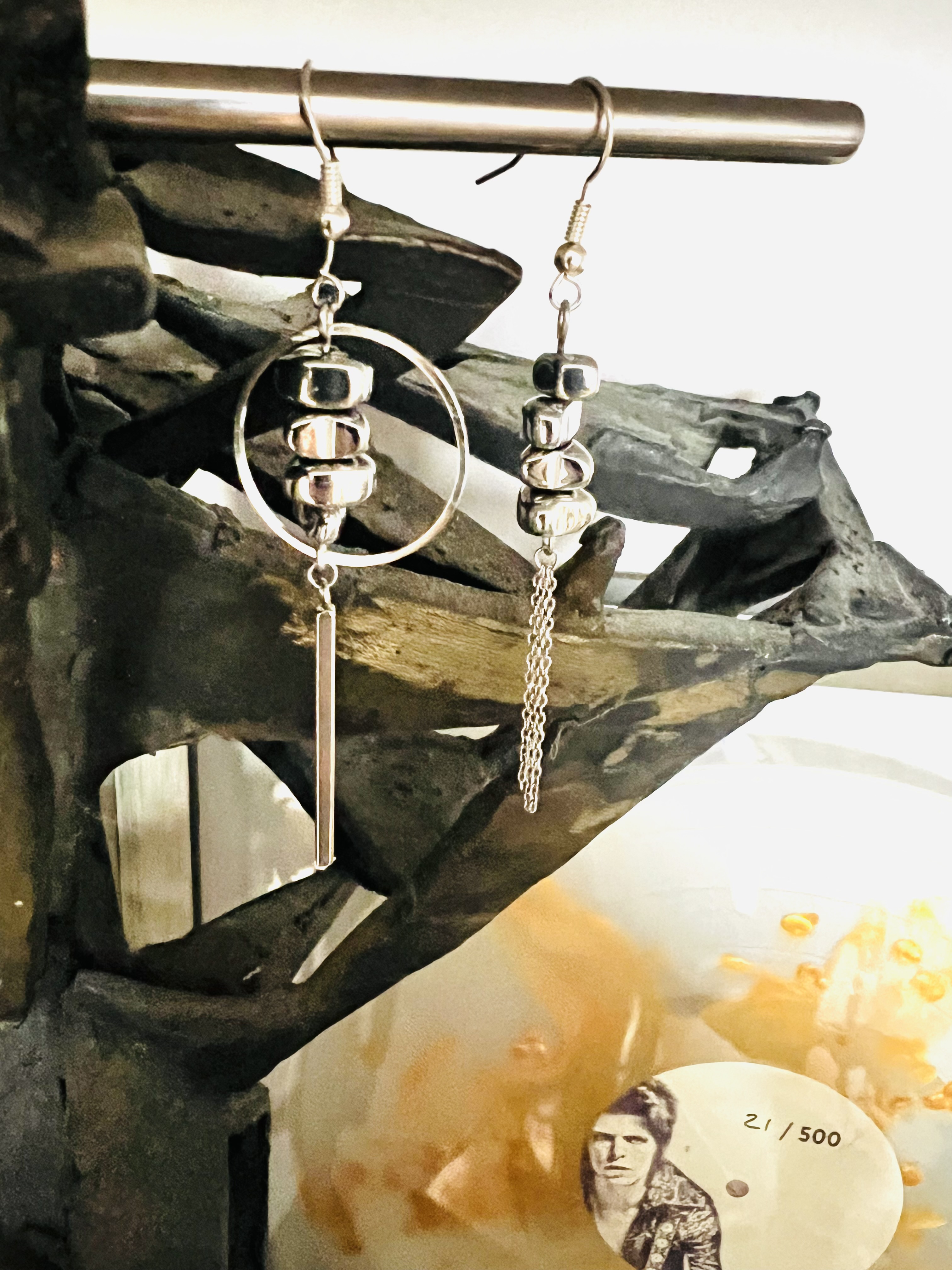 Boucles d'oreilles asymétriques SILVER INUKSHUK, hématite argentée