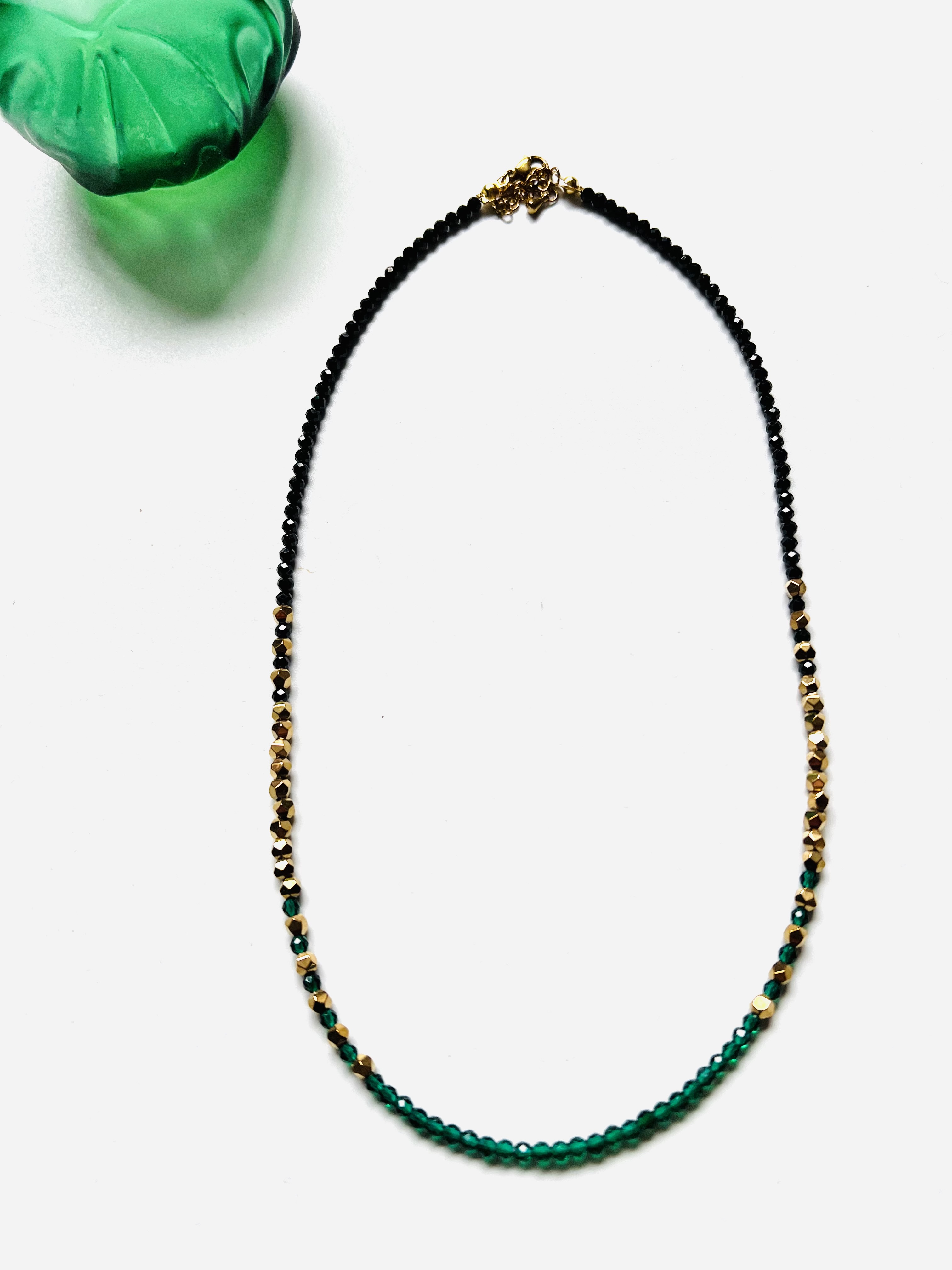 Collier GLAM IN GREEN, spinelle verte, noire, hématite dorée