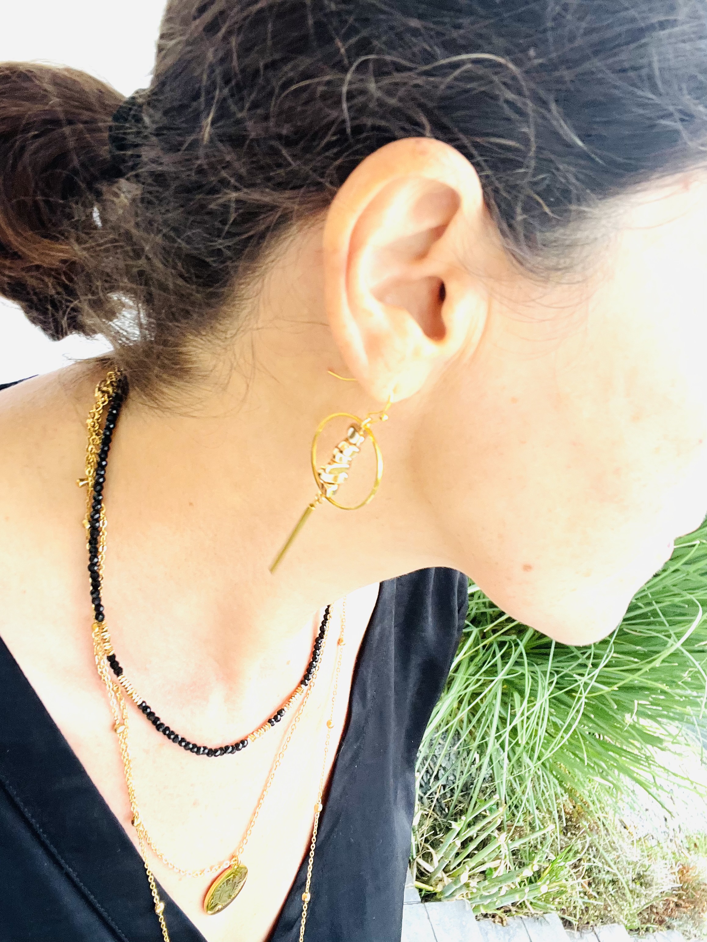 Boucles d'oreilles asymétriques GOLD INUKSHUK, hématite plaqué or 14k