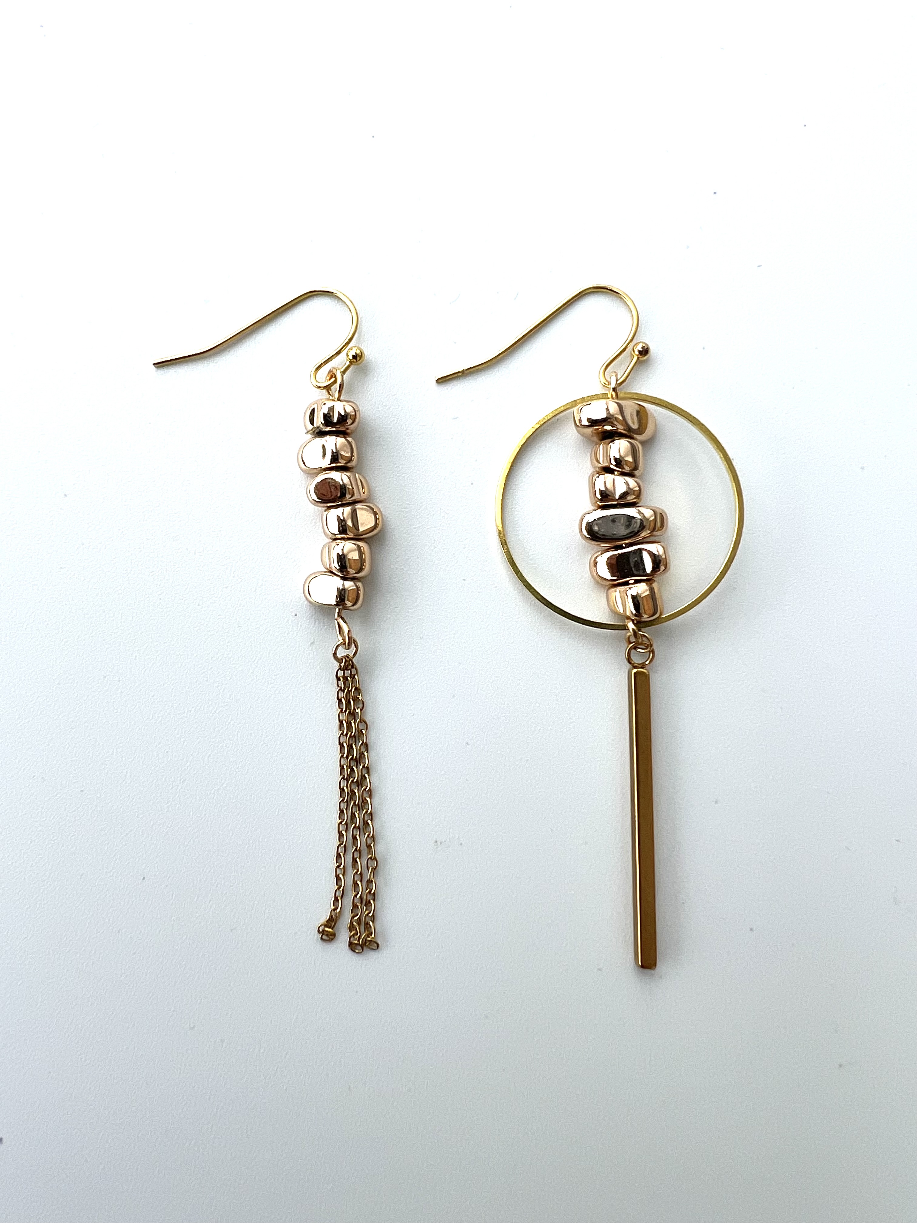 Boucles d'oreilles asymétriques GOLD INUKSHUK, hématite plaqué or 14k