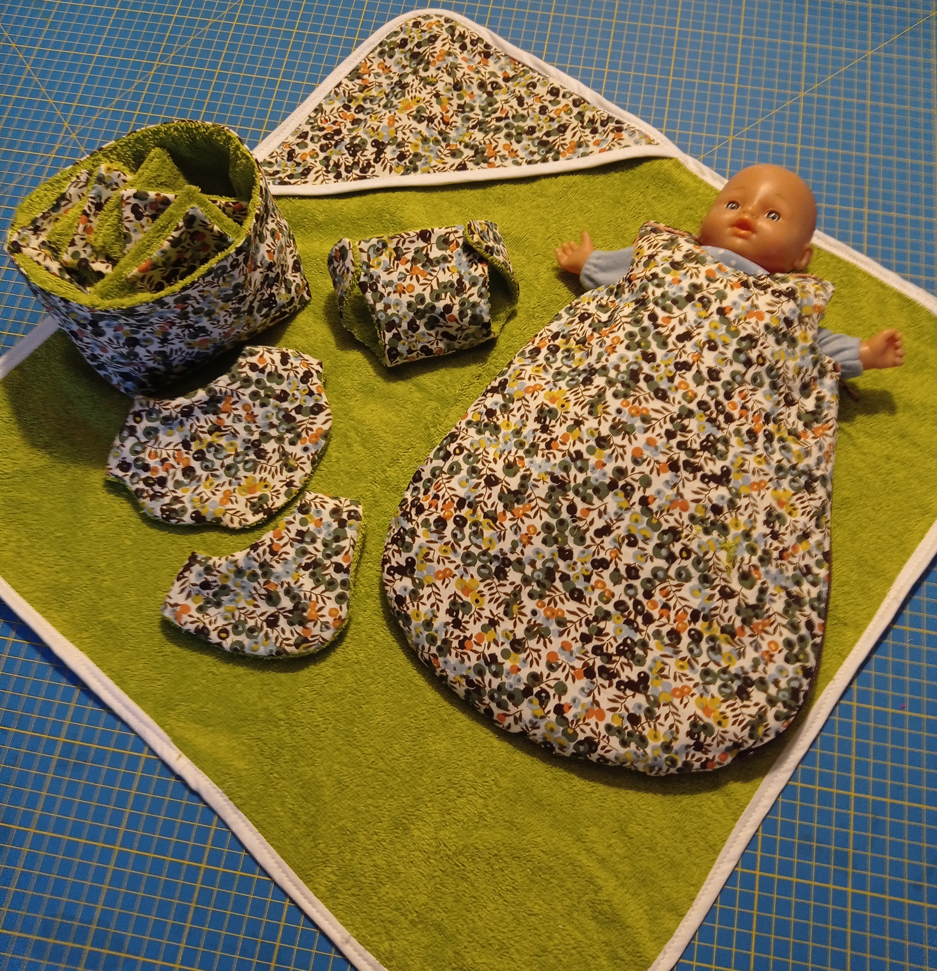 Ensemble pour poupon à motif Liberty vert